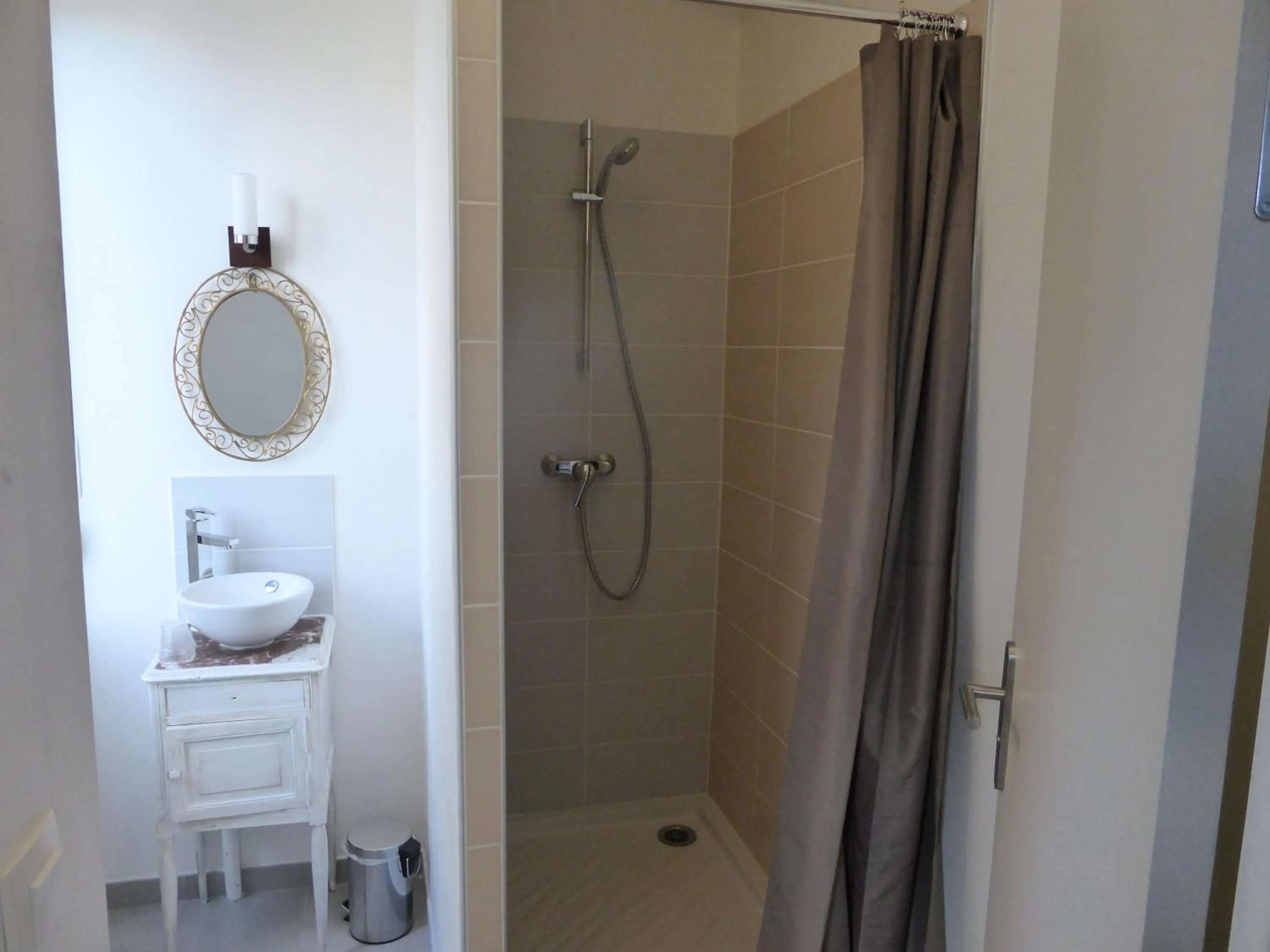 Bathroom in Le Bannier Hotel Restaurant