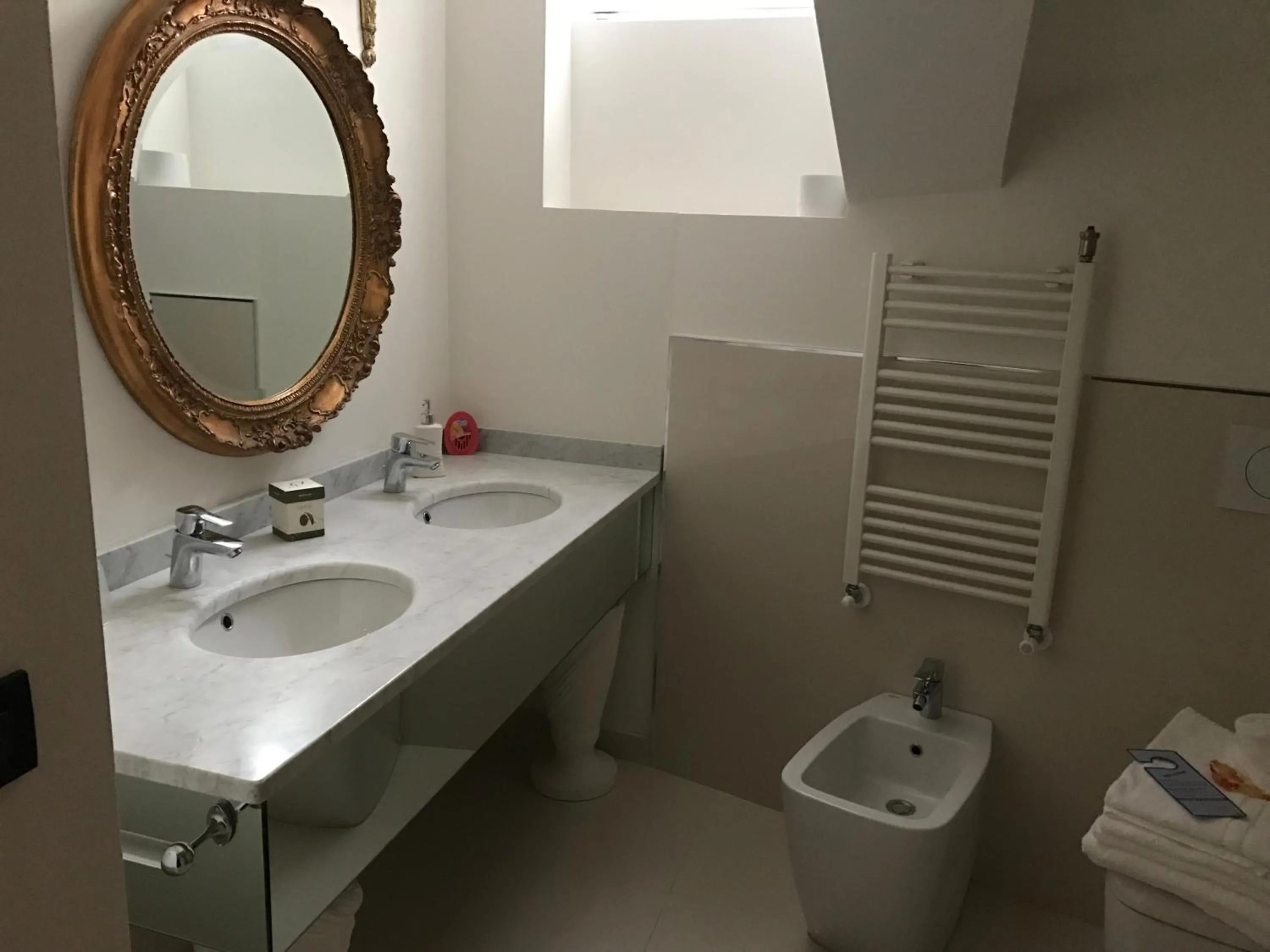 Toilet in Loger Confort Residence & Apartments