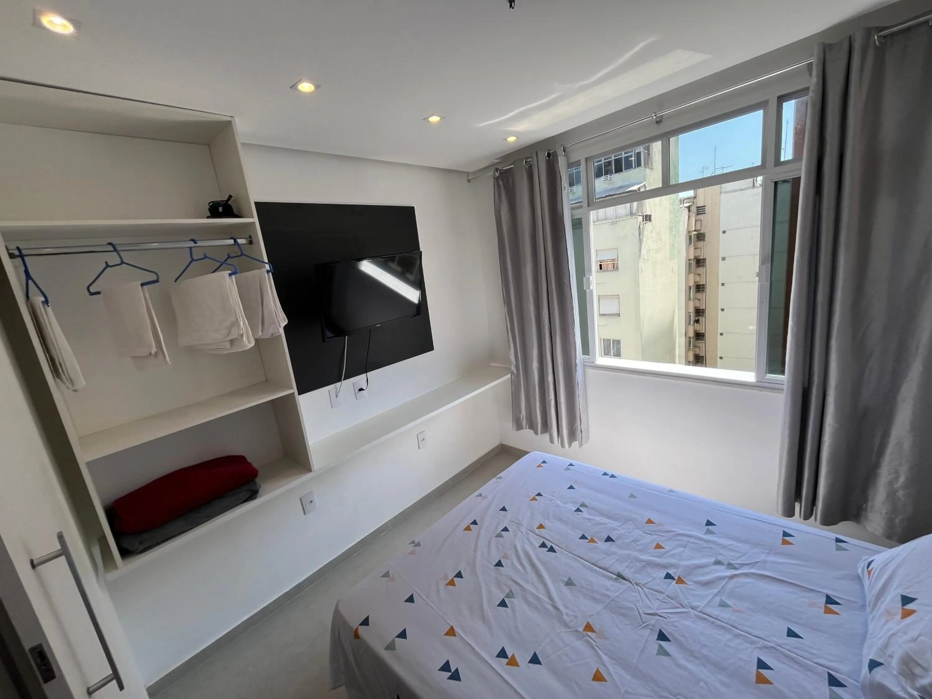 wardrobe, Bed in Apartamento em Copacabana