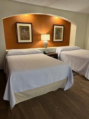 Bed in Hotel Las Palmas Midway Inn