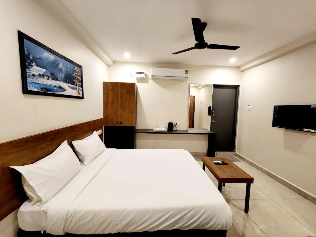 Photo of the whole room, Bed in Hotel Park Varaahi