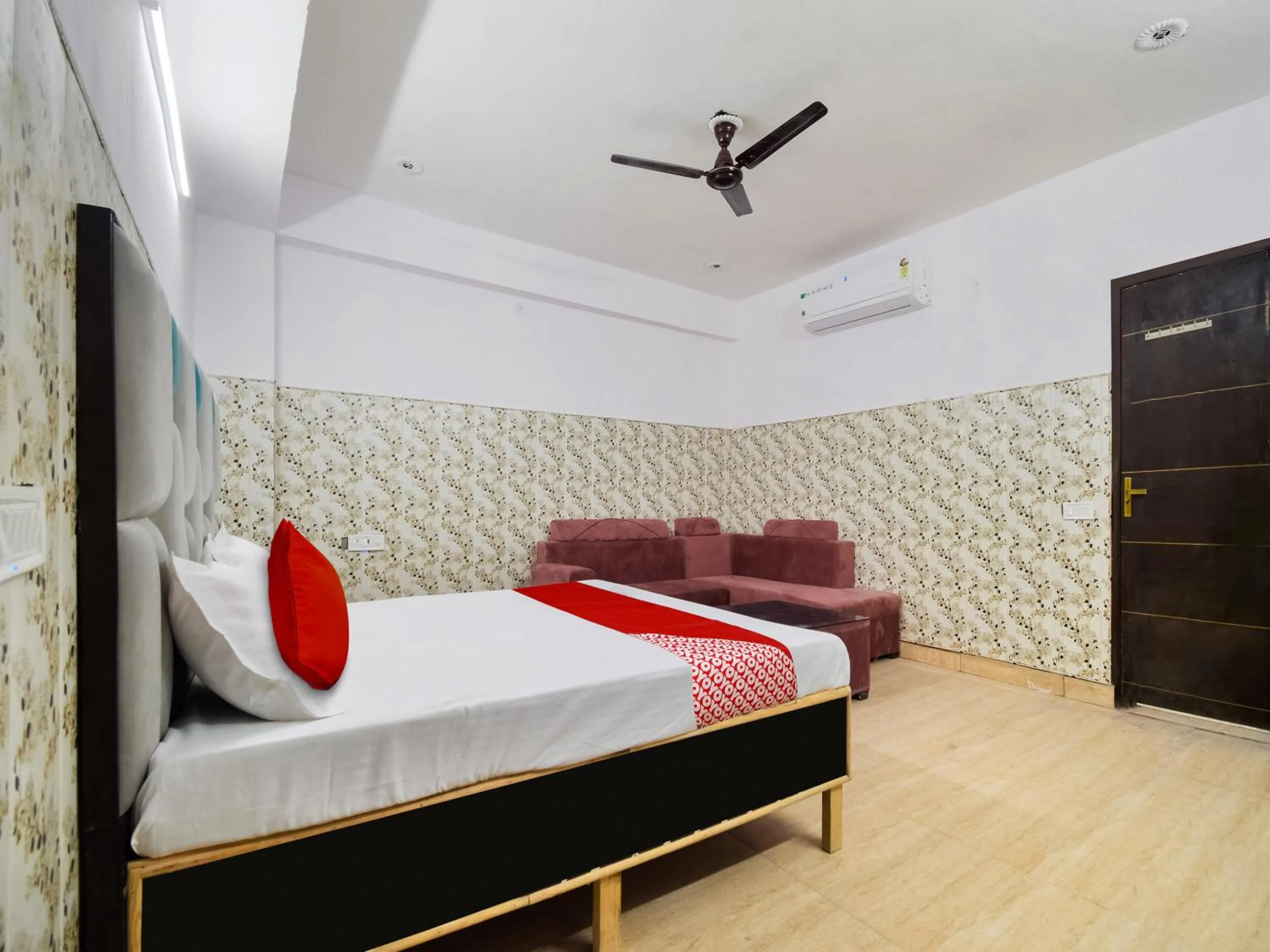 Bedroom in Hotel O Black Inn