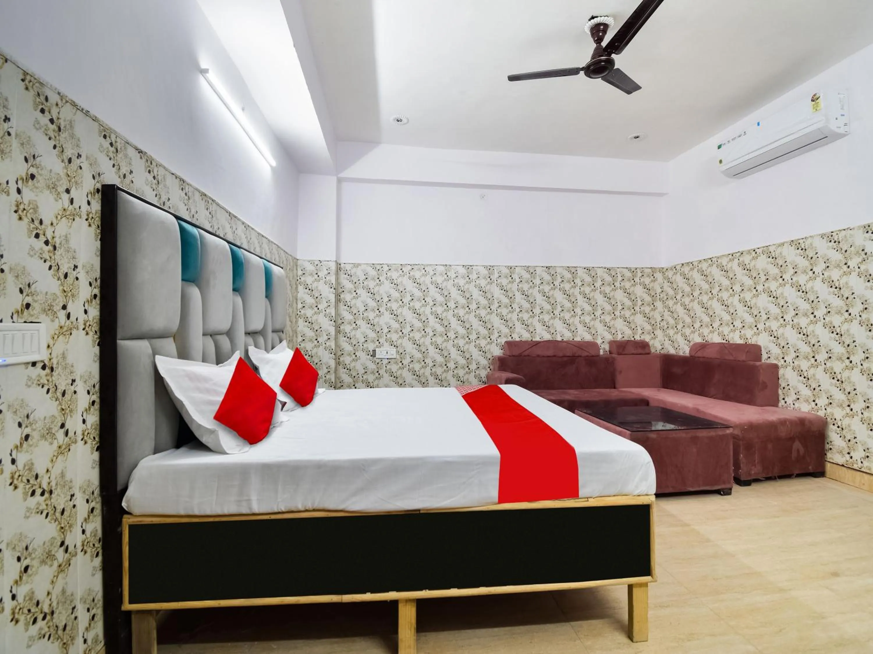 Bedroom in Hotel O Black Inn