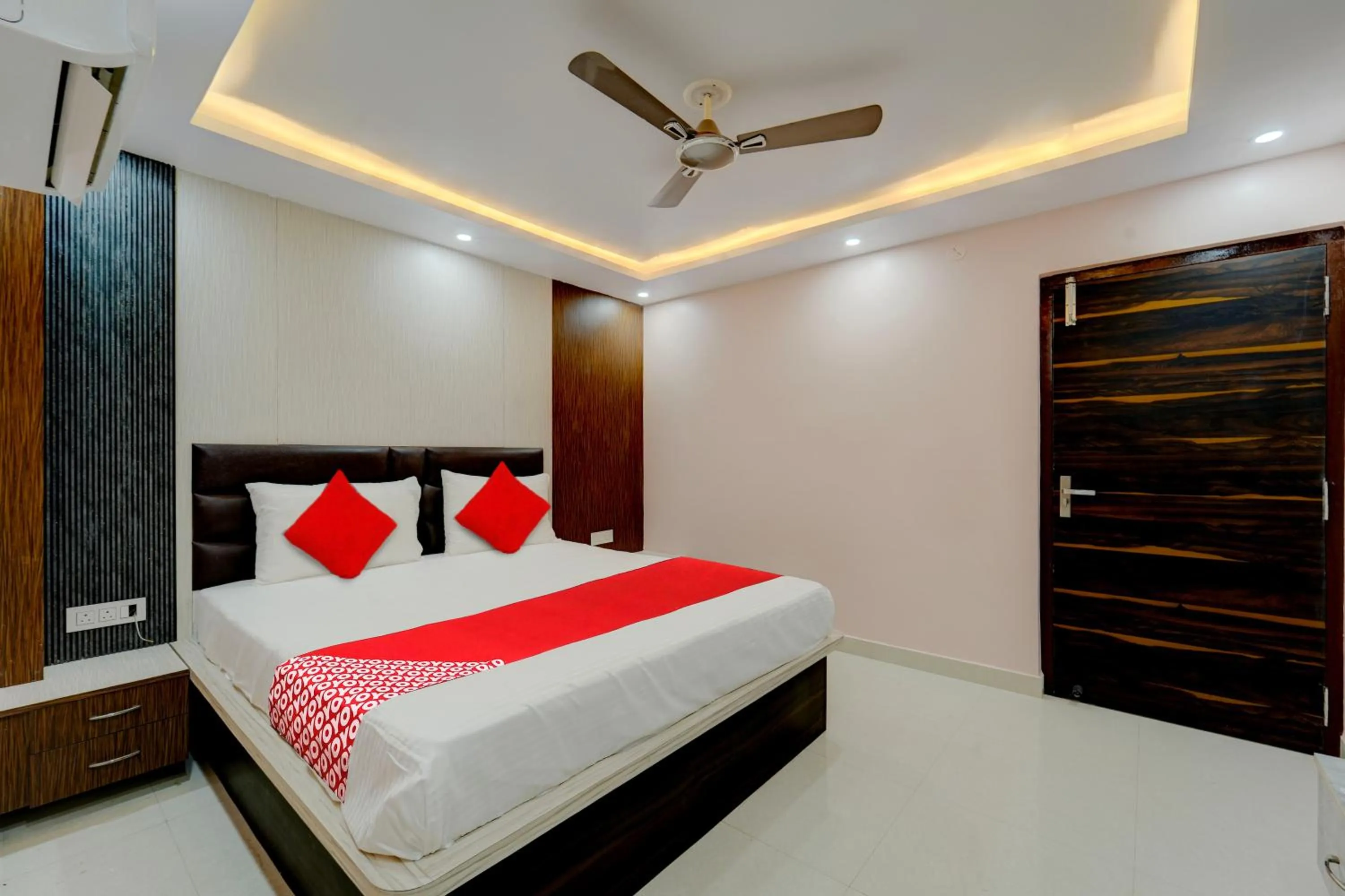 Bedroom, Bed in Hotel O N S Hotel Banquet & Cafe