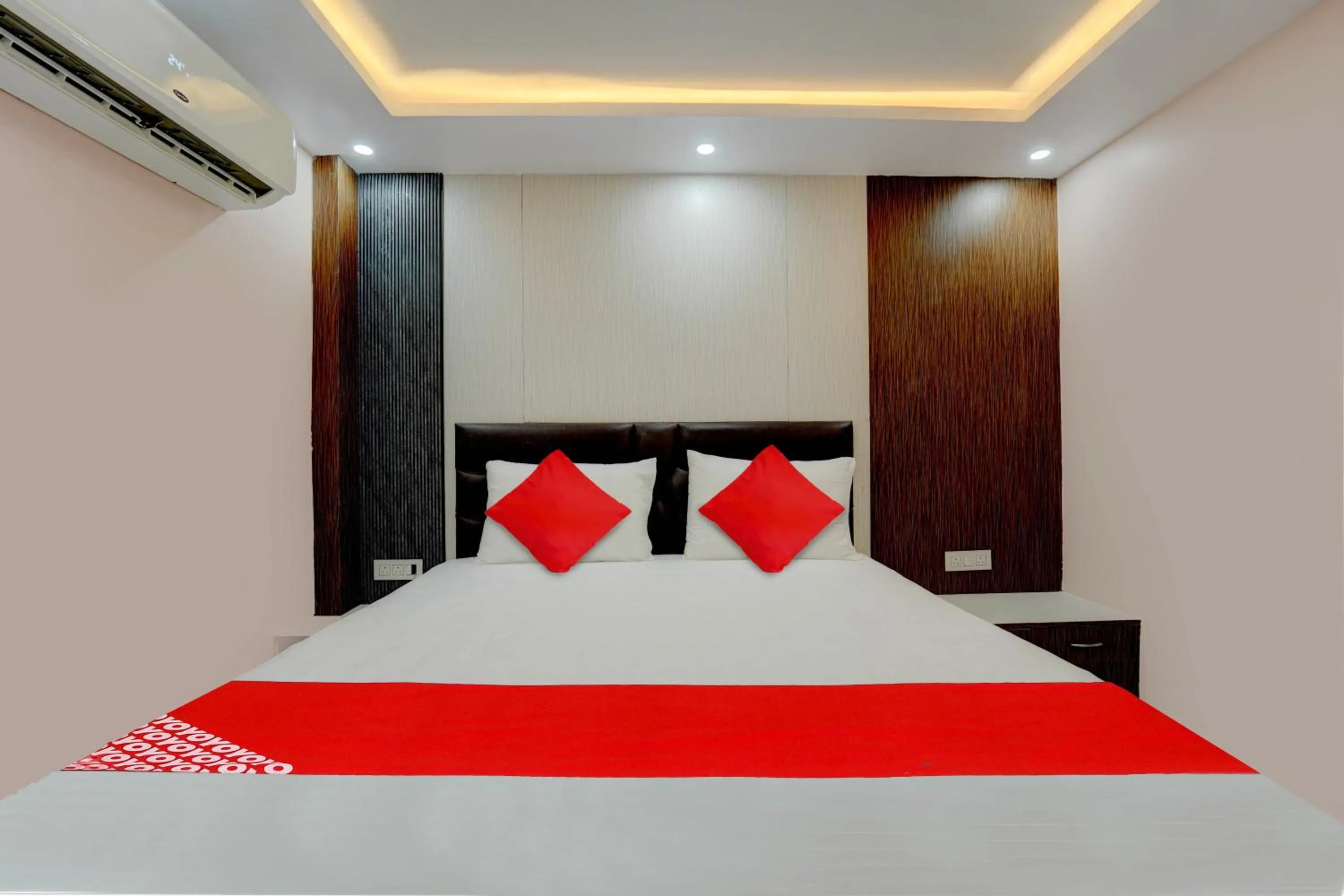 Bedroom, Bed in Hotel O N S Hotel Banquet & Cafe