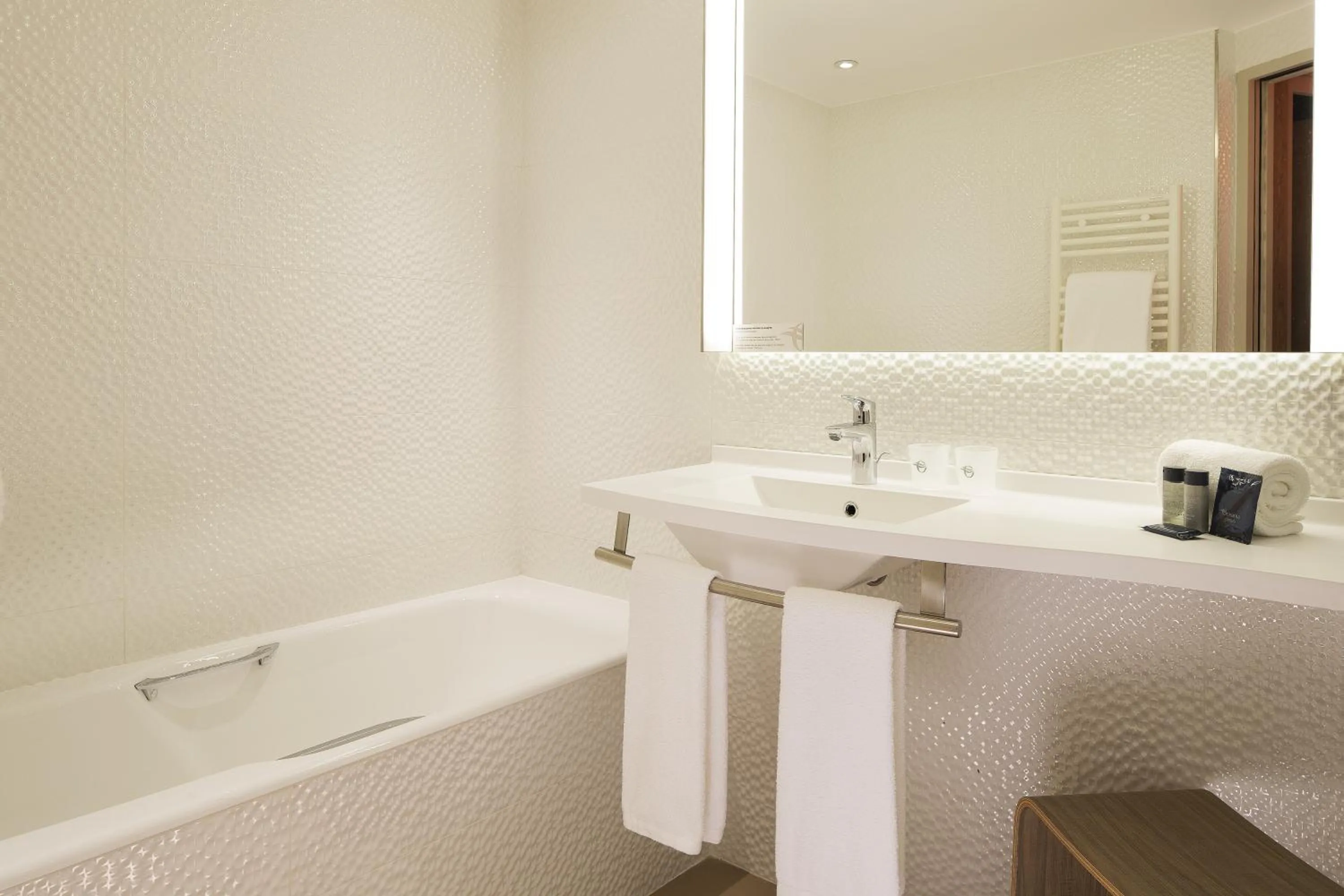 Bathroom in Oceania Paris Roissy CDG