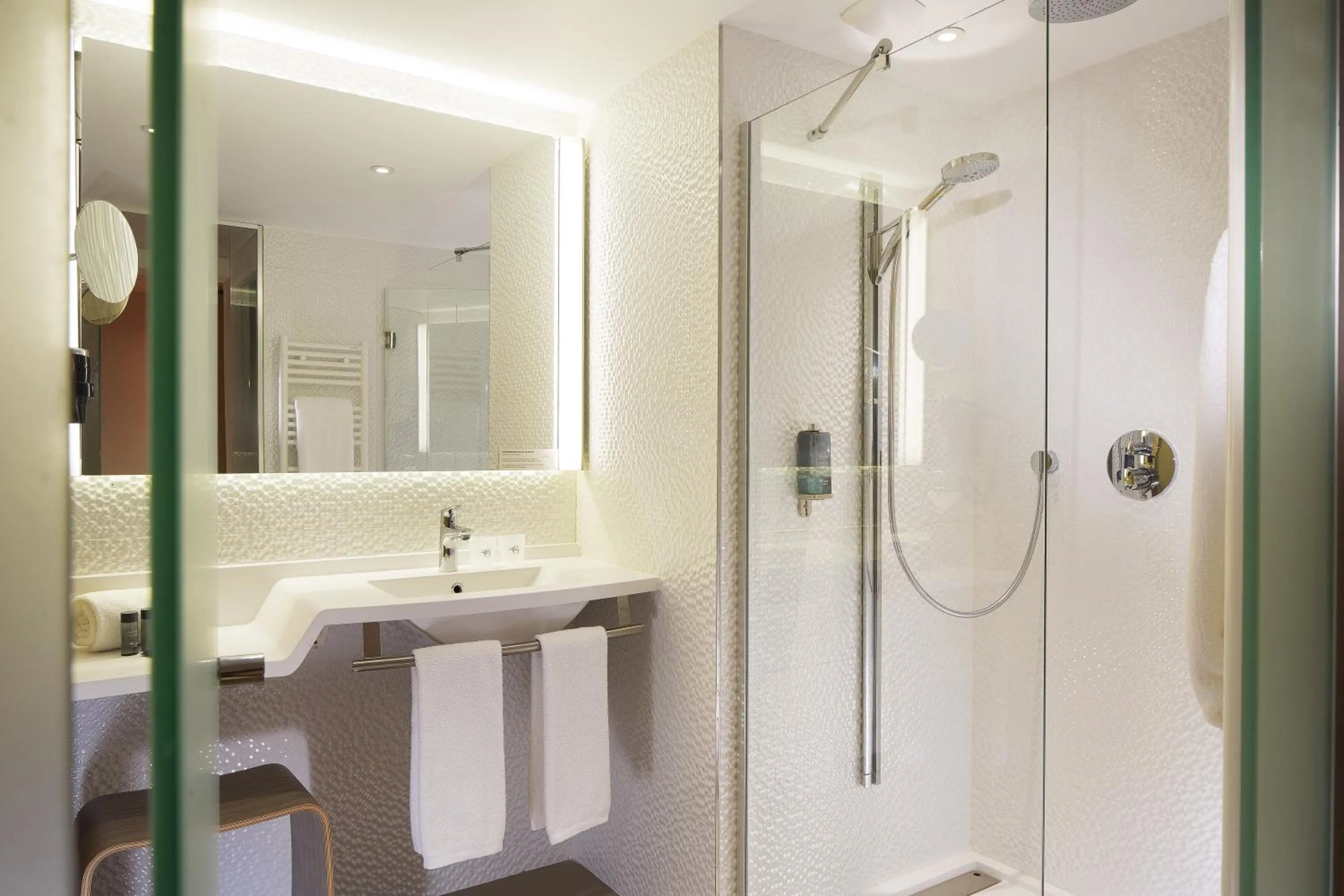 Bathroom in Oceania Paris Roissy CDG