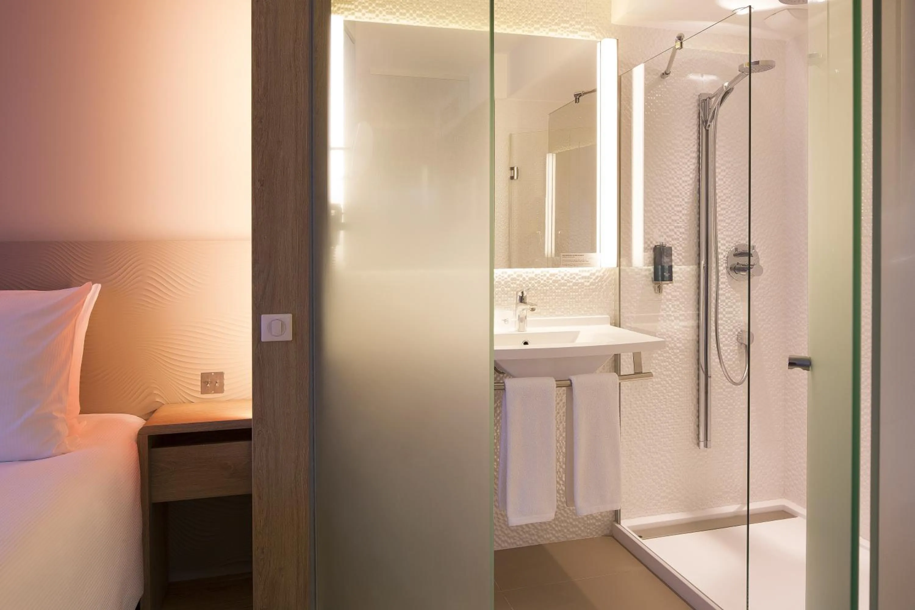 Bathroom, Bed in Oceania Paris Roissy CDG