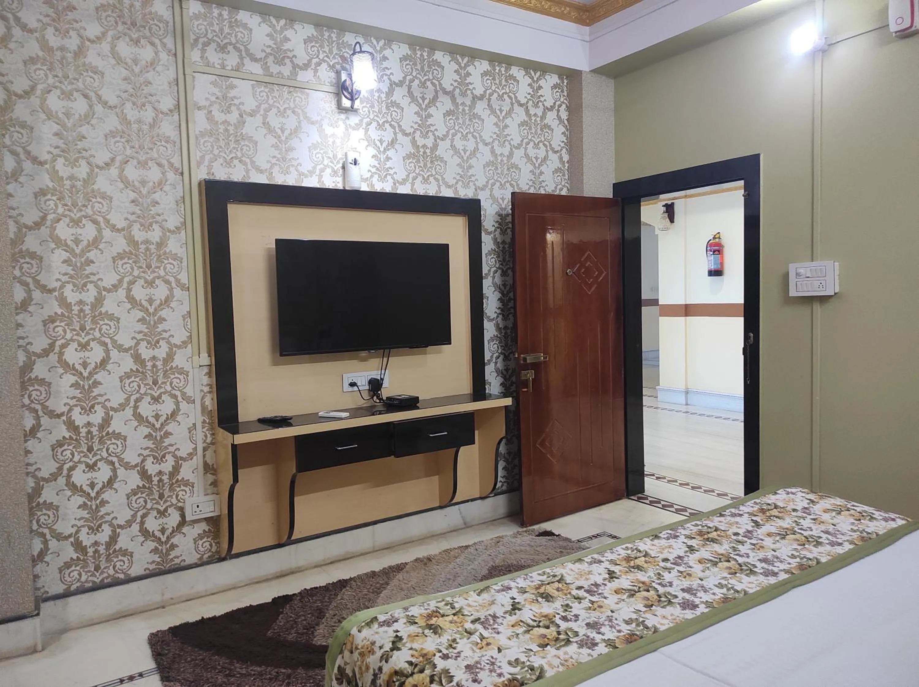 Bed in Hotel Rising Sun