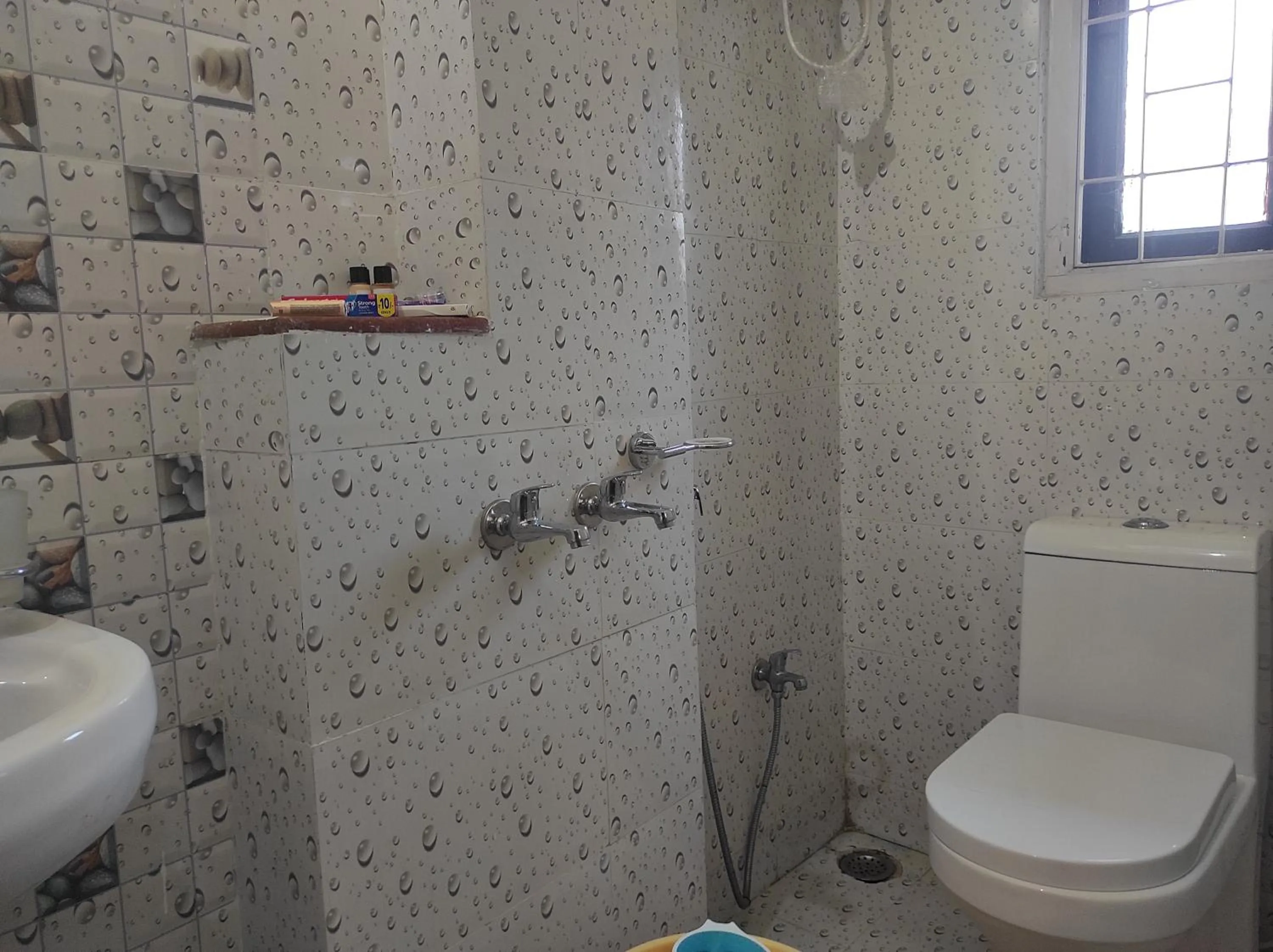 Shower in Hotel Rising Sun