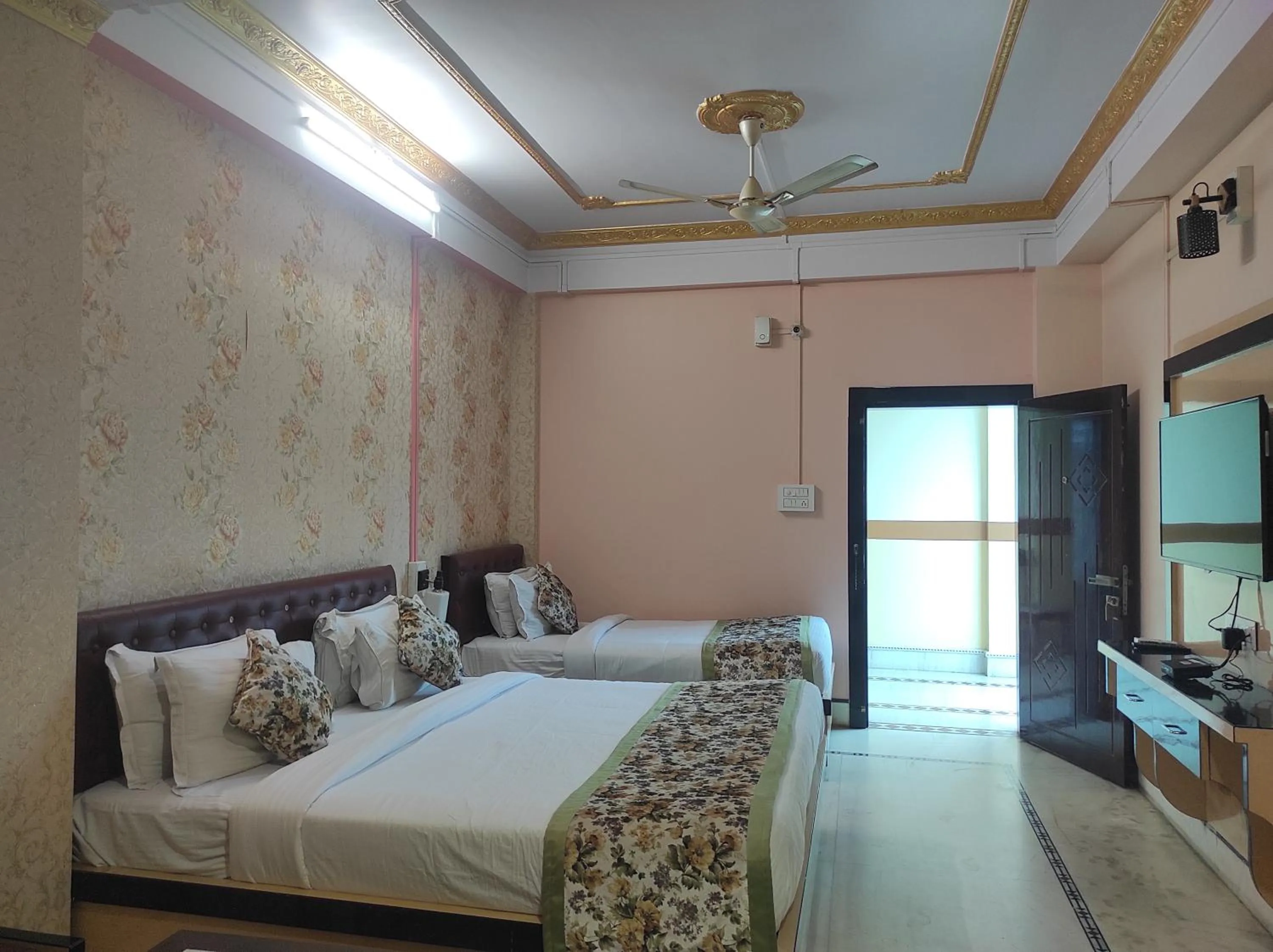 Bed in Hotel Rising Sun