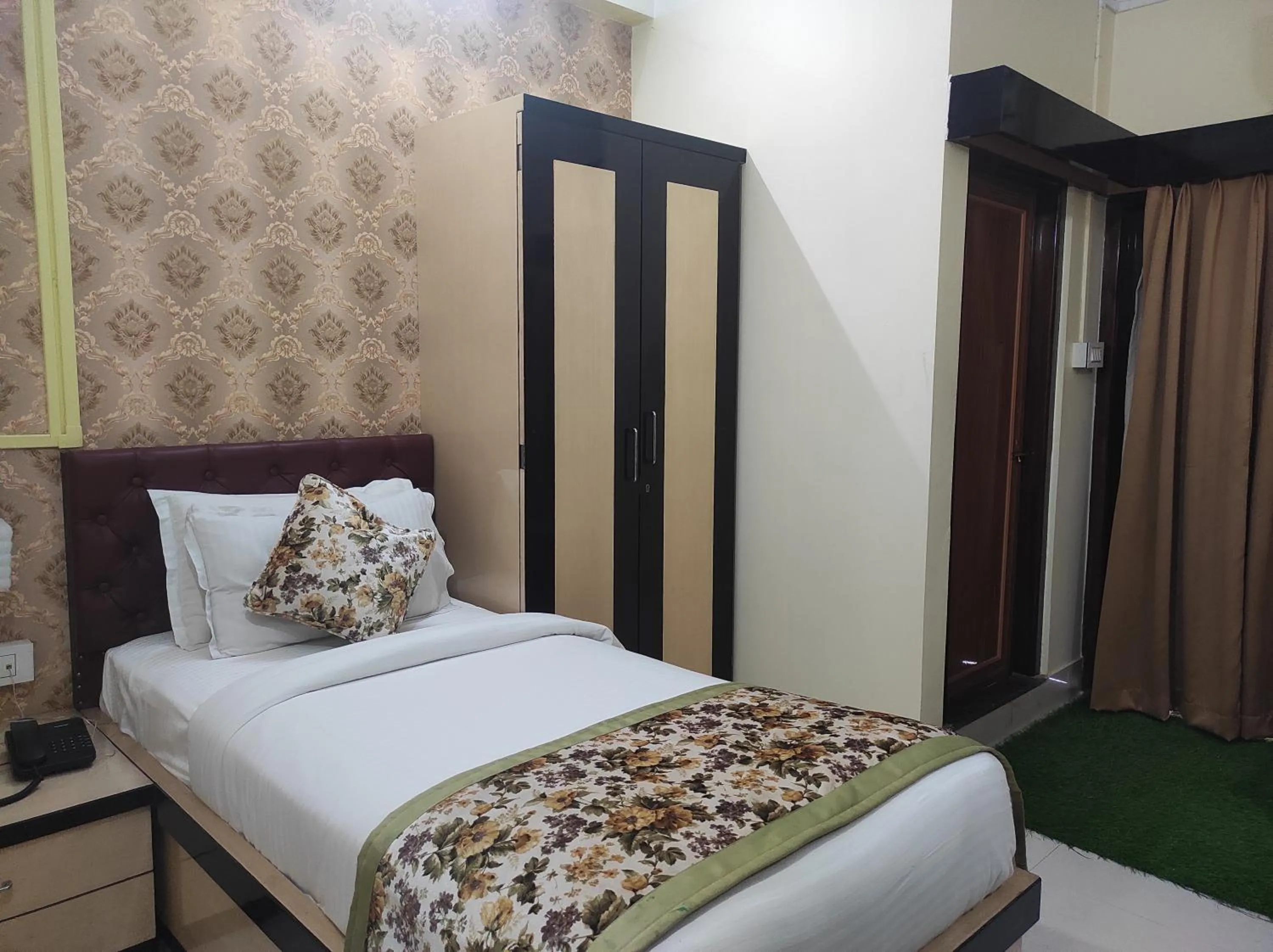 Bed in Hotel Rising Sun