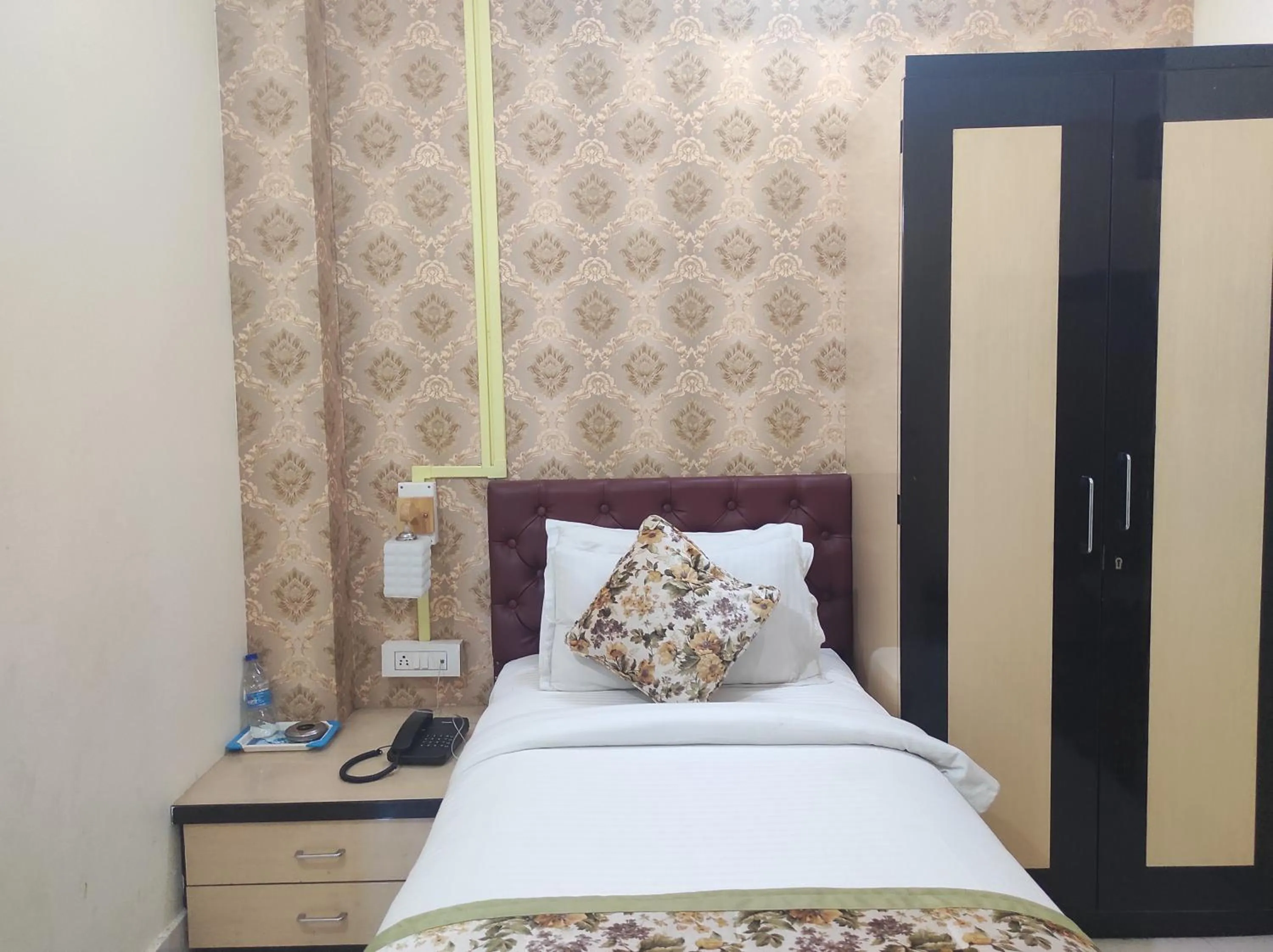 Bed in Hotel Rising Sun