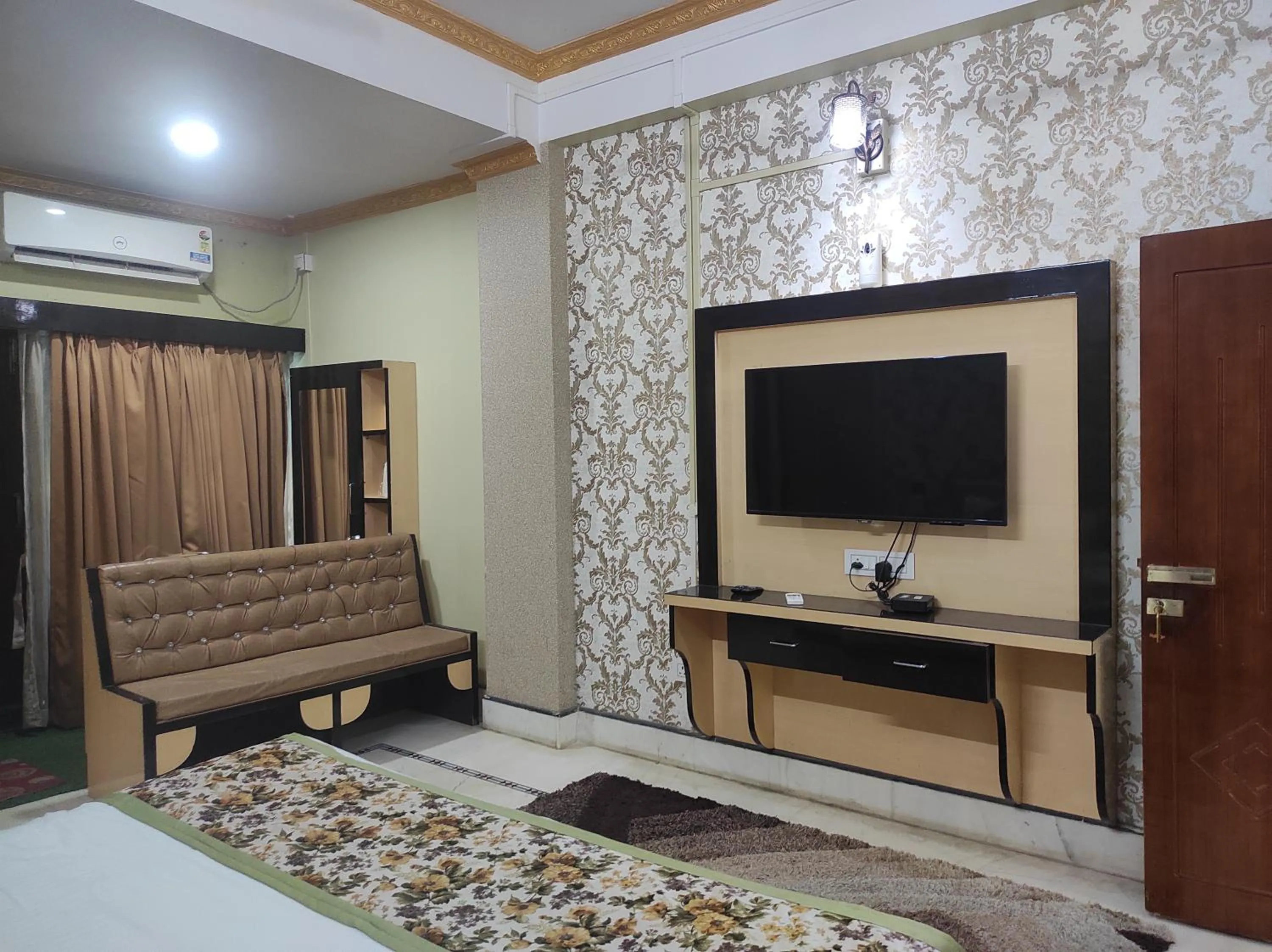 Bed in Hotel Rising Sun