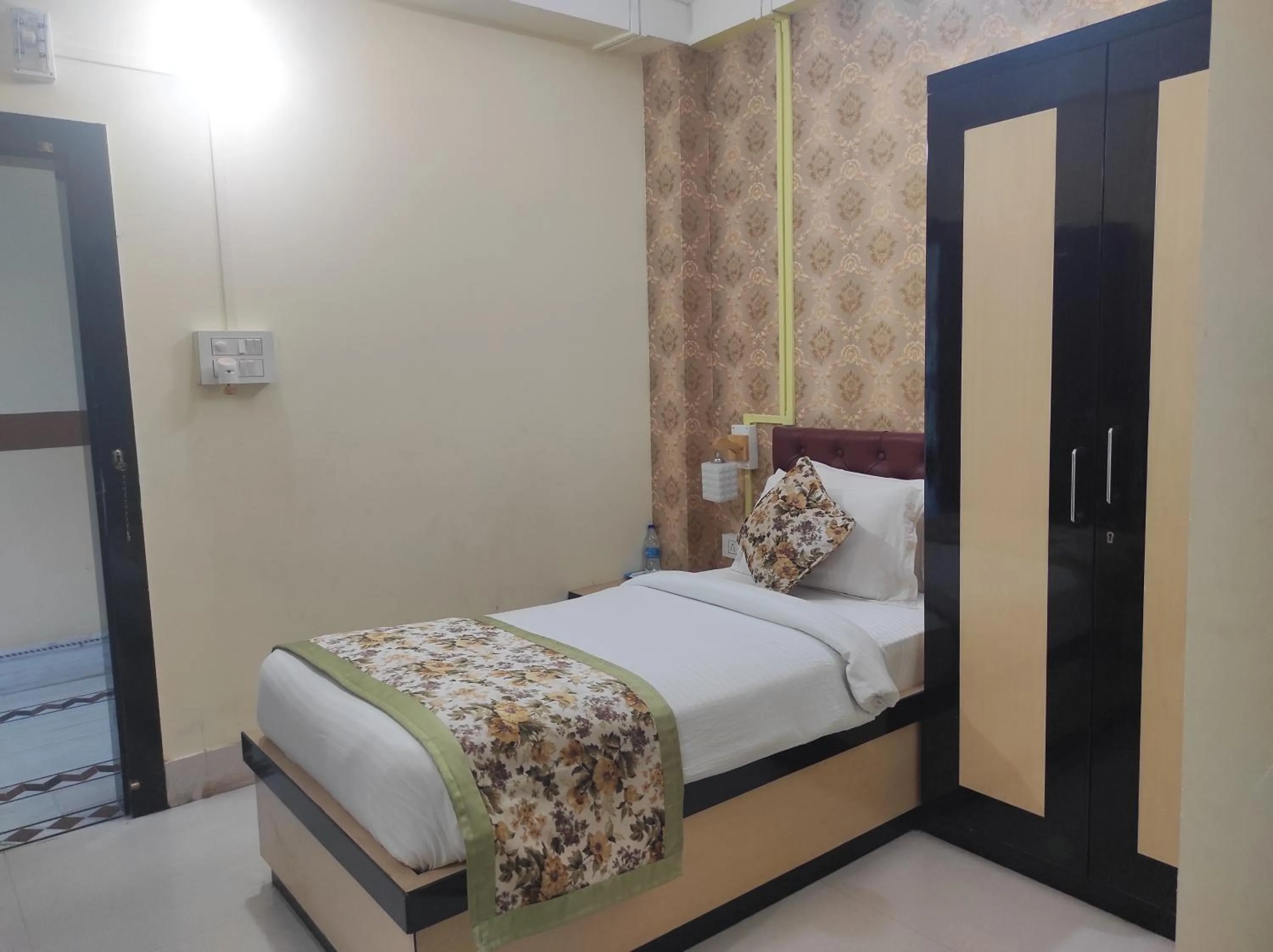 Bed in Hotel Rising Sun