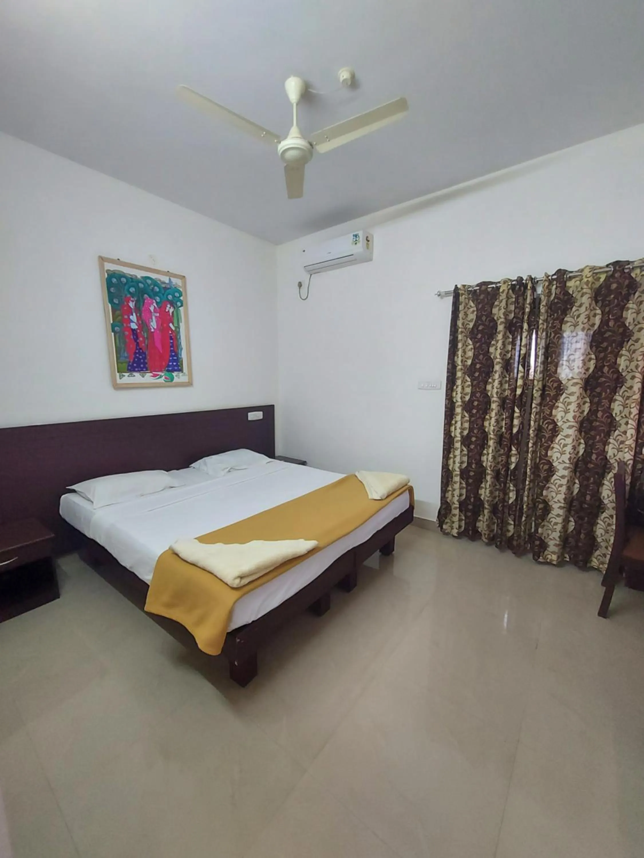 Bedroom, Bed in Padmatheertham Inn