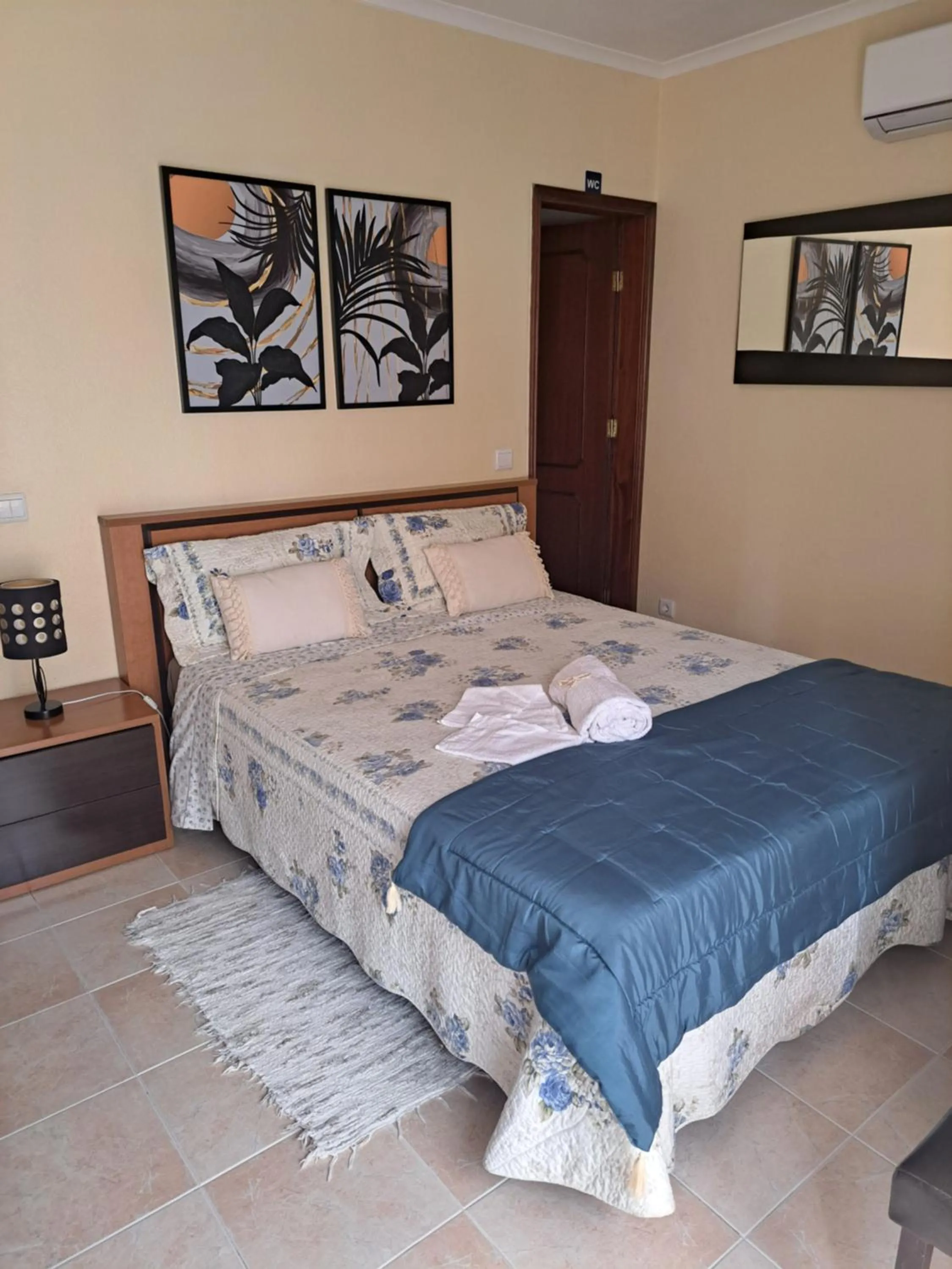 Toilet, Bed in Casa Afonso