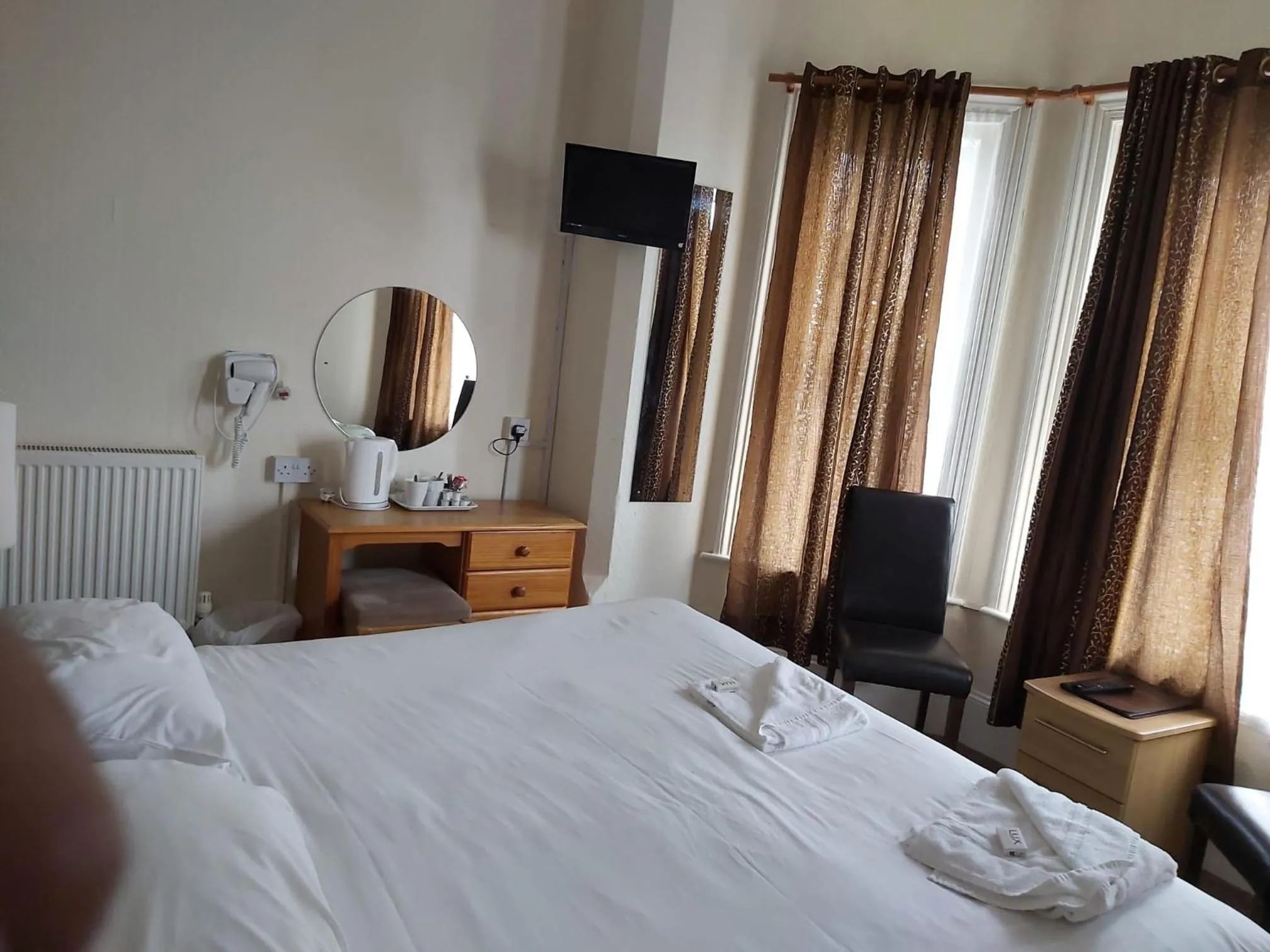 Bedroom in Channel View Hotel