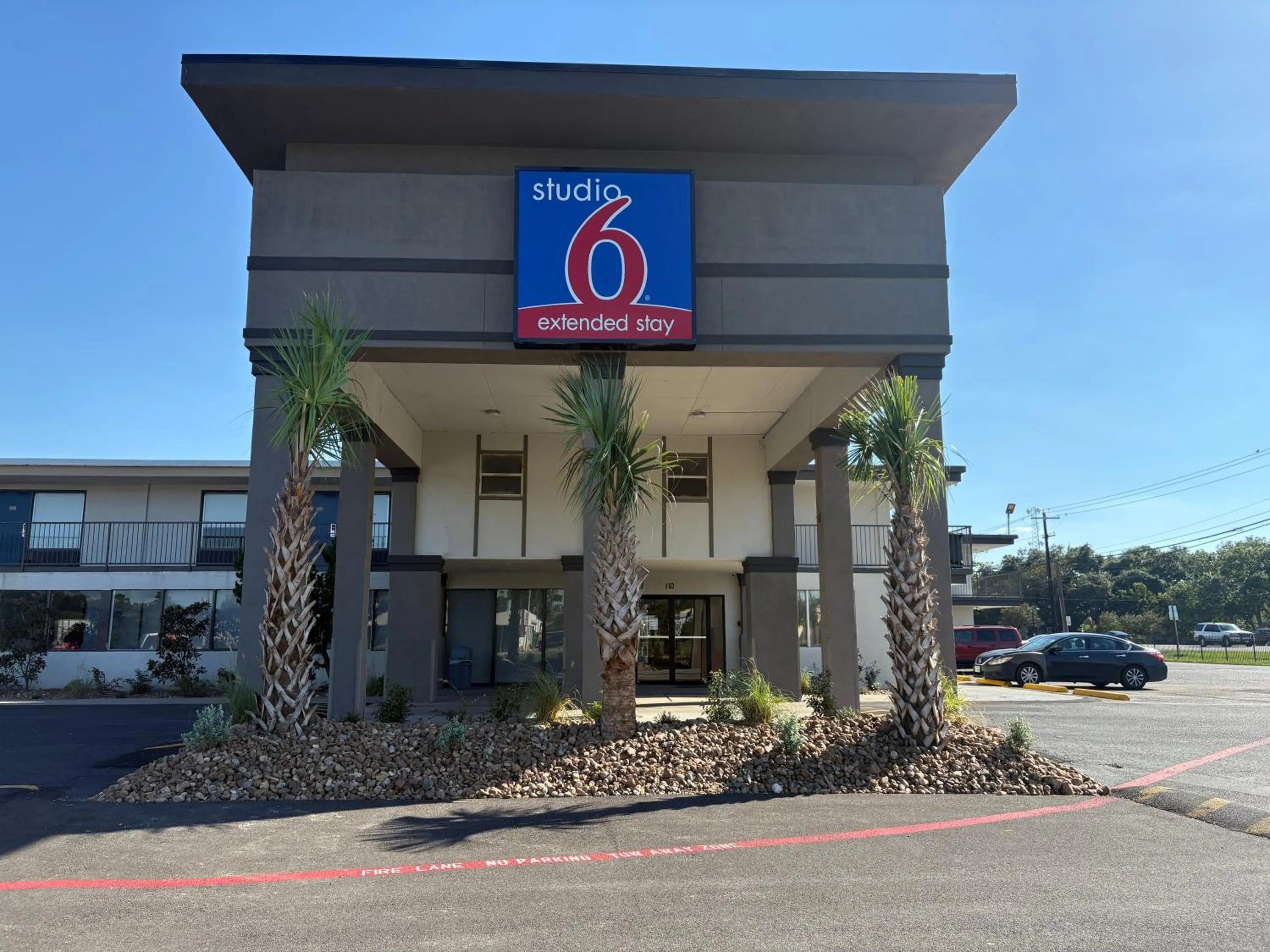 Property building in Studio 6 Alvin, TX