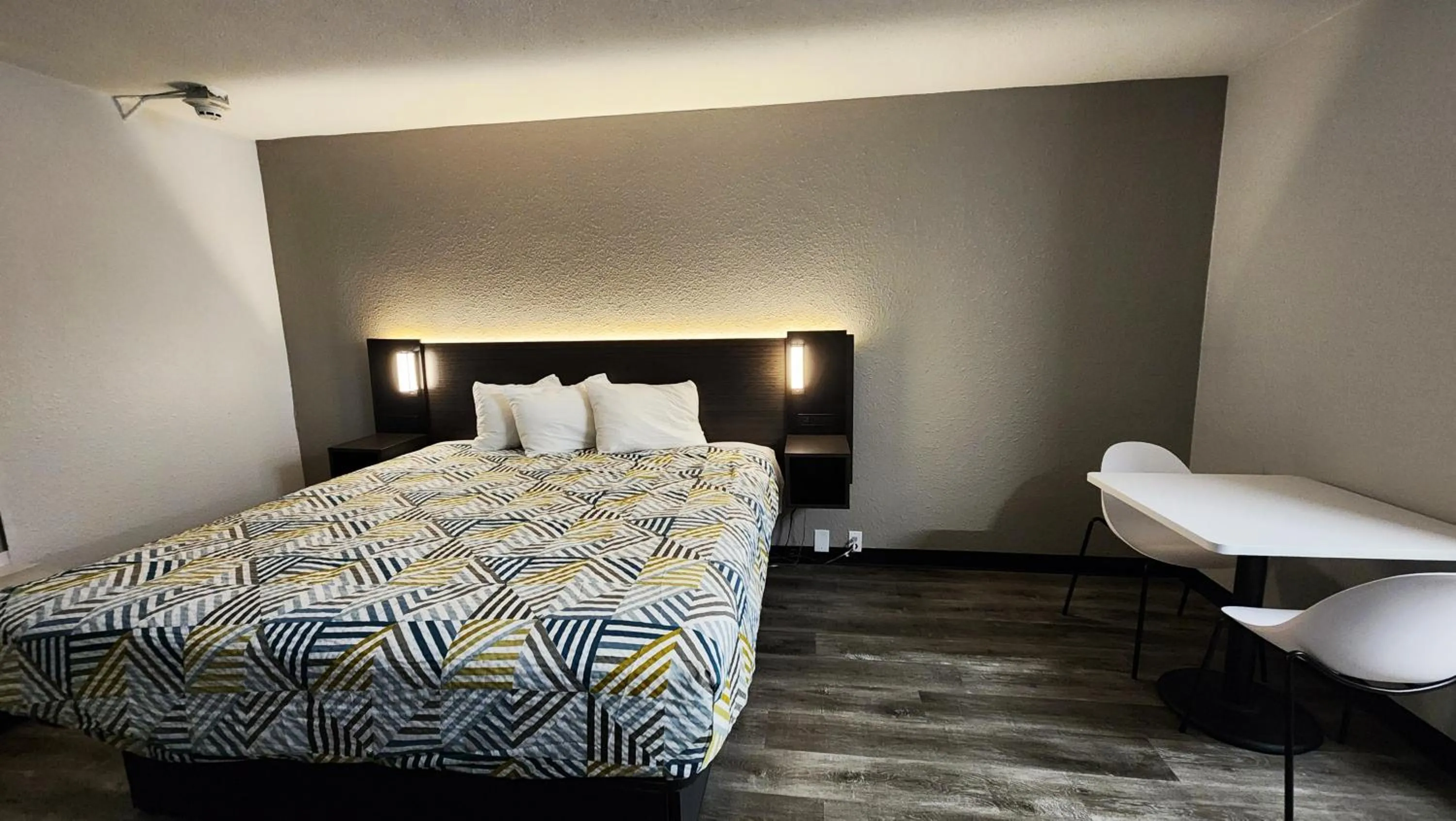 Bed in Studio 6 Alvin, TX