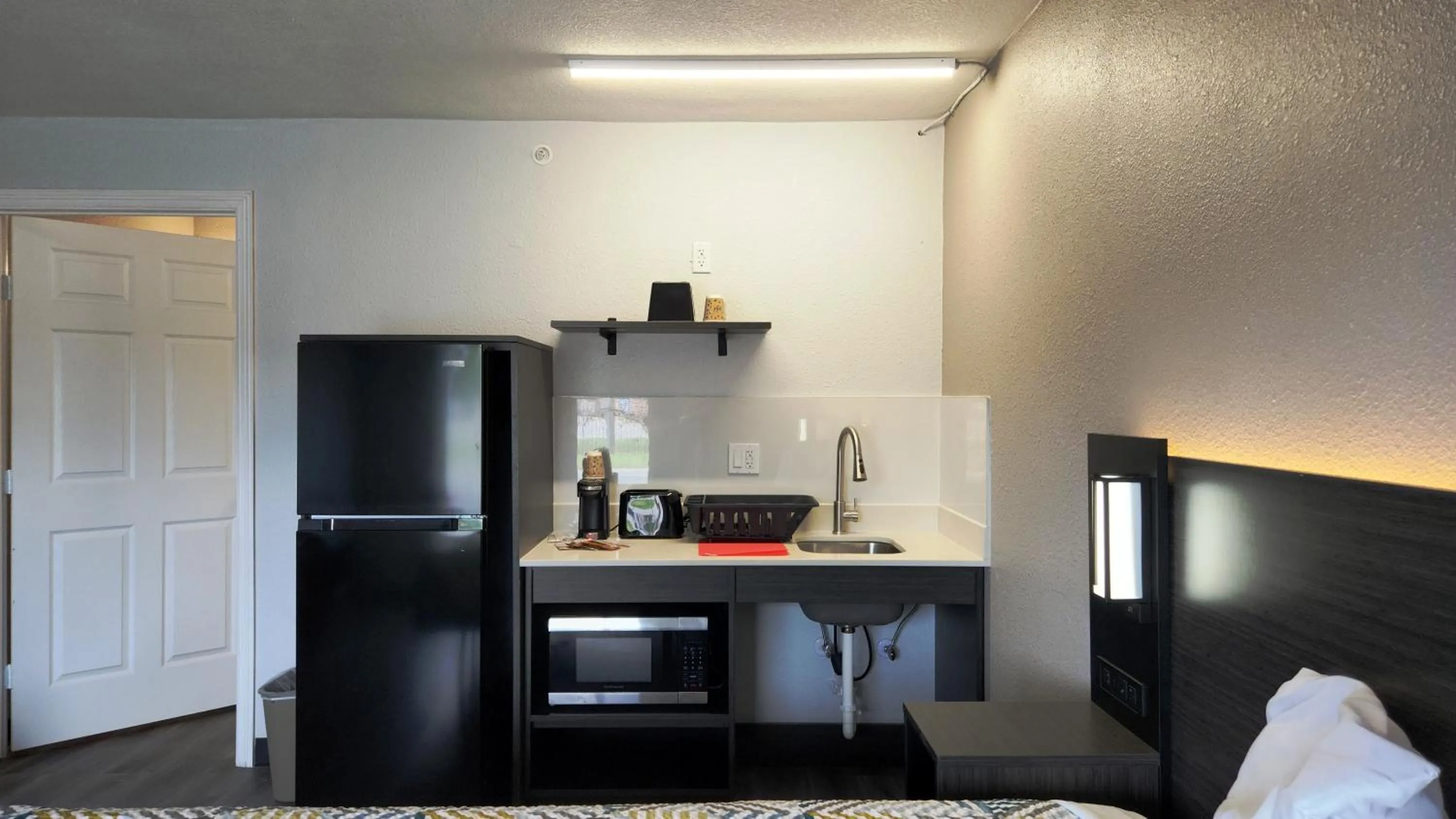 Kitchen or kitchenette, Bed in Studio 6 Alvin, TX