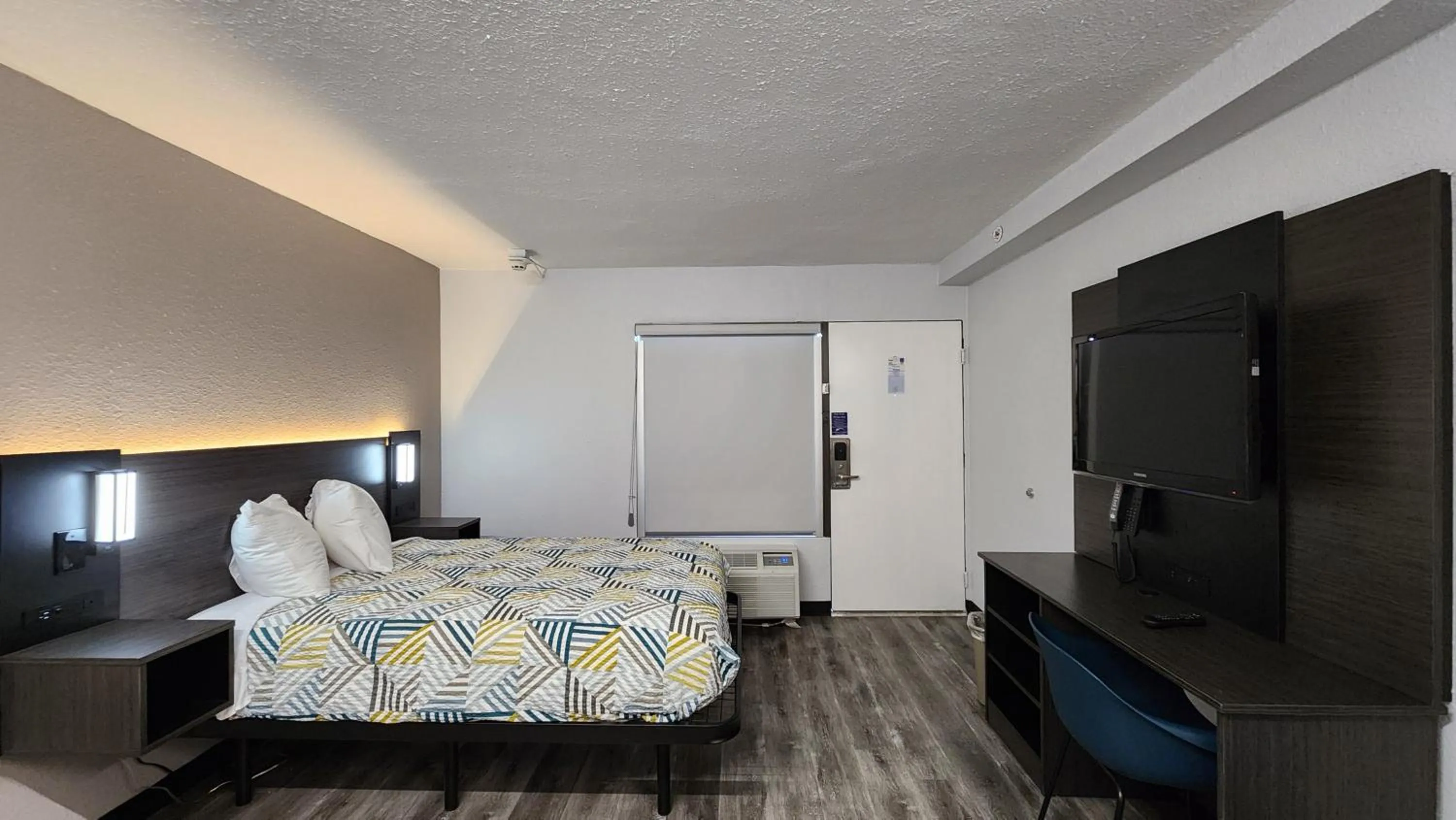 TV and multimedia, Bed in Studio 6 Alvin, TX