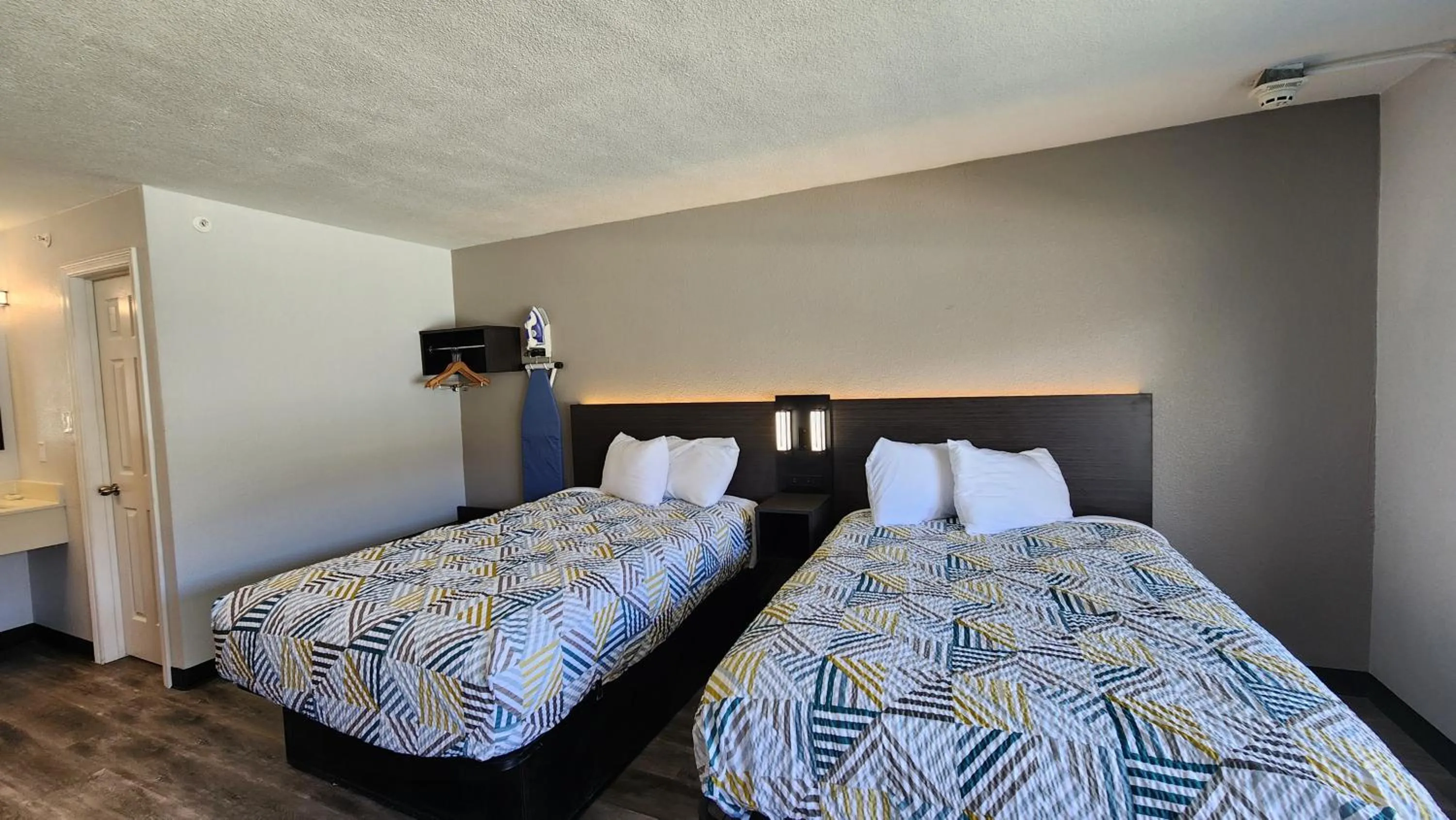 Bed in Studio 6 Alvin, TX