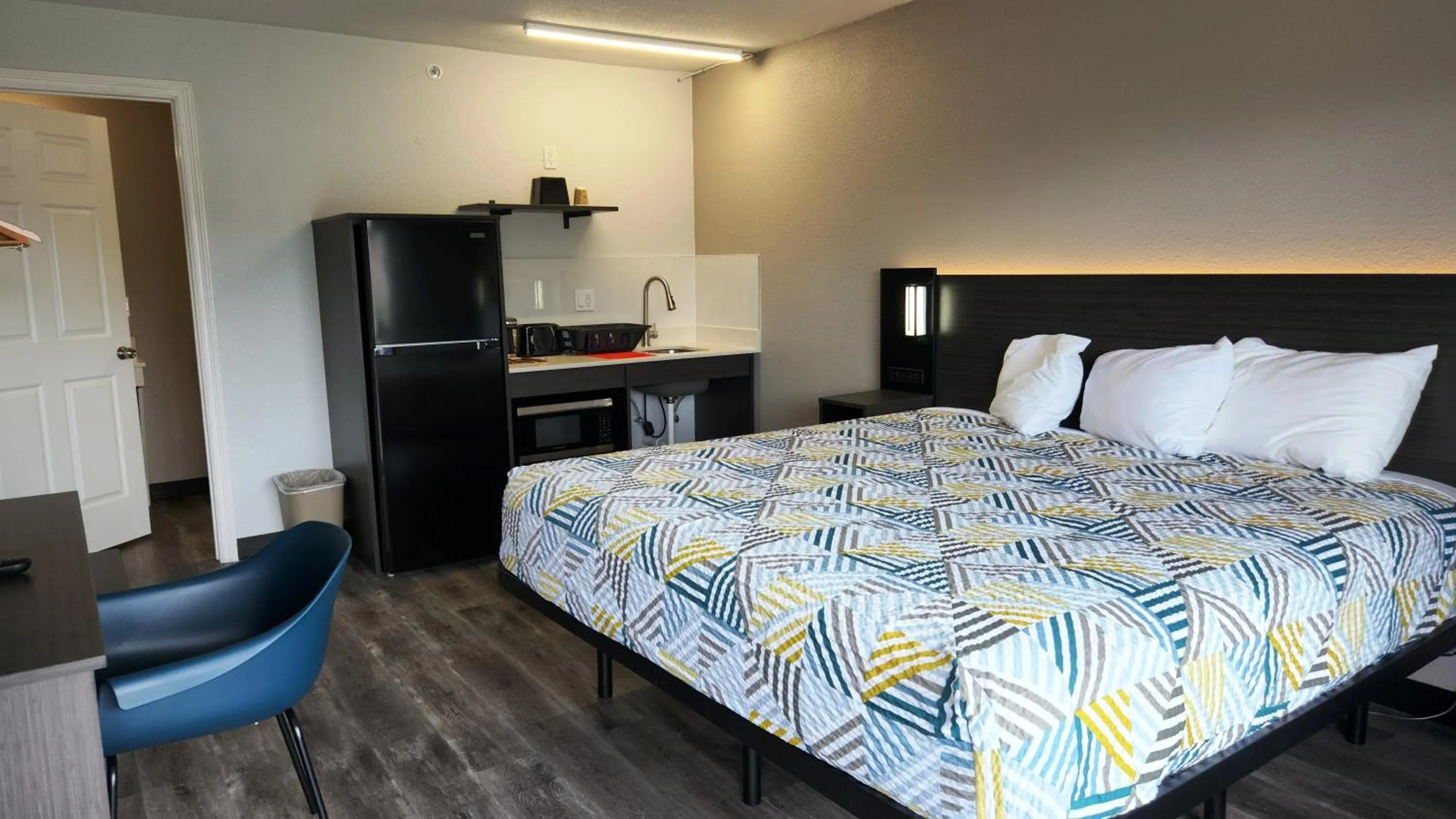 Bed in Studio 6 Alvin, TX