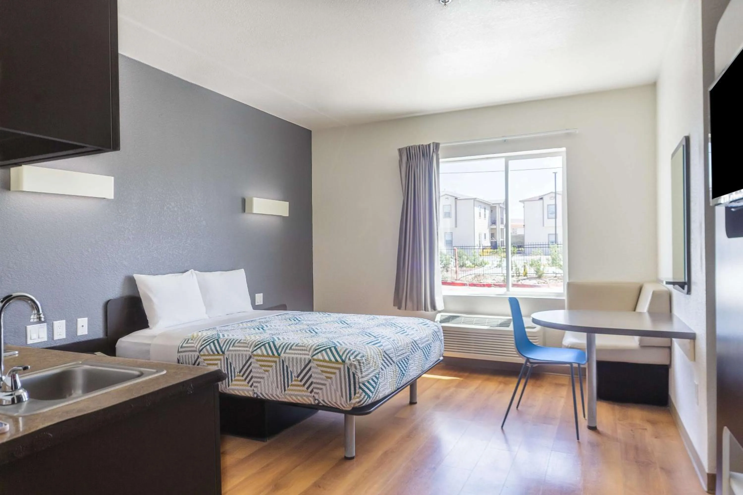 Bedroom, Bed in Motel 6-Laredo, TX - Airport