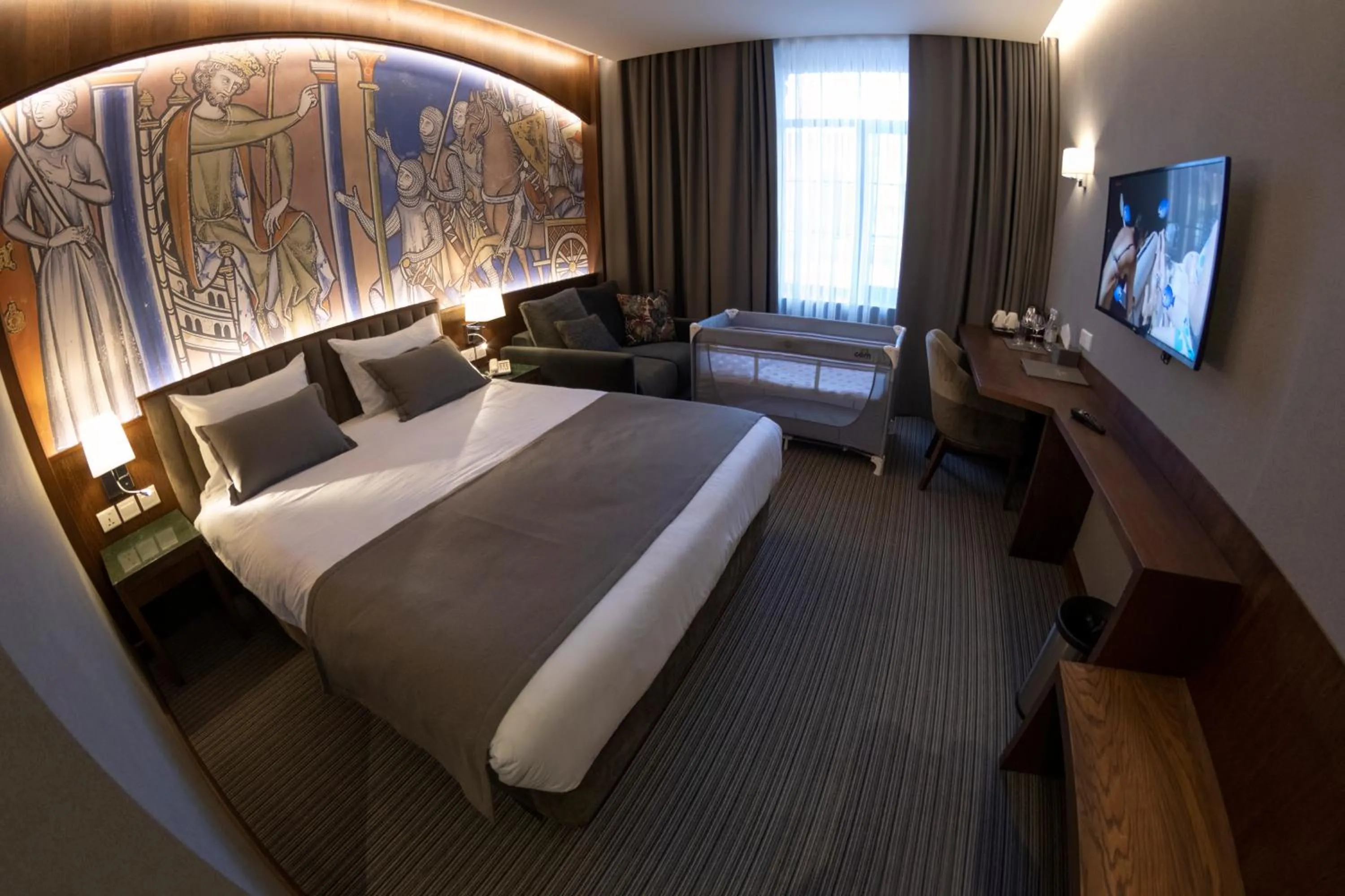 Communal lounge/ TV room in Orienta Hotel Gyumri