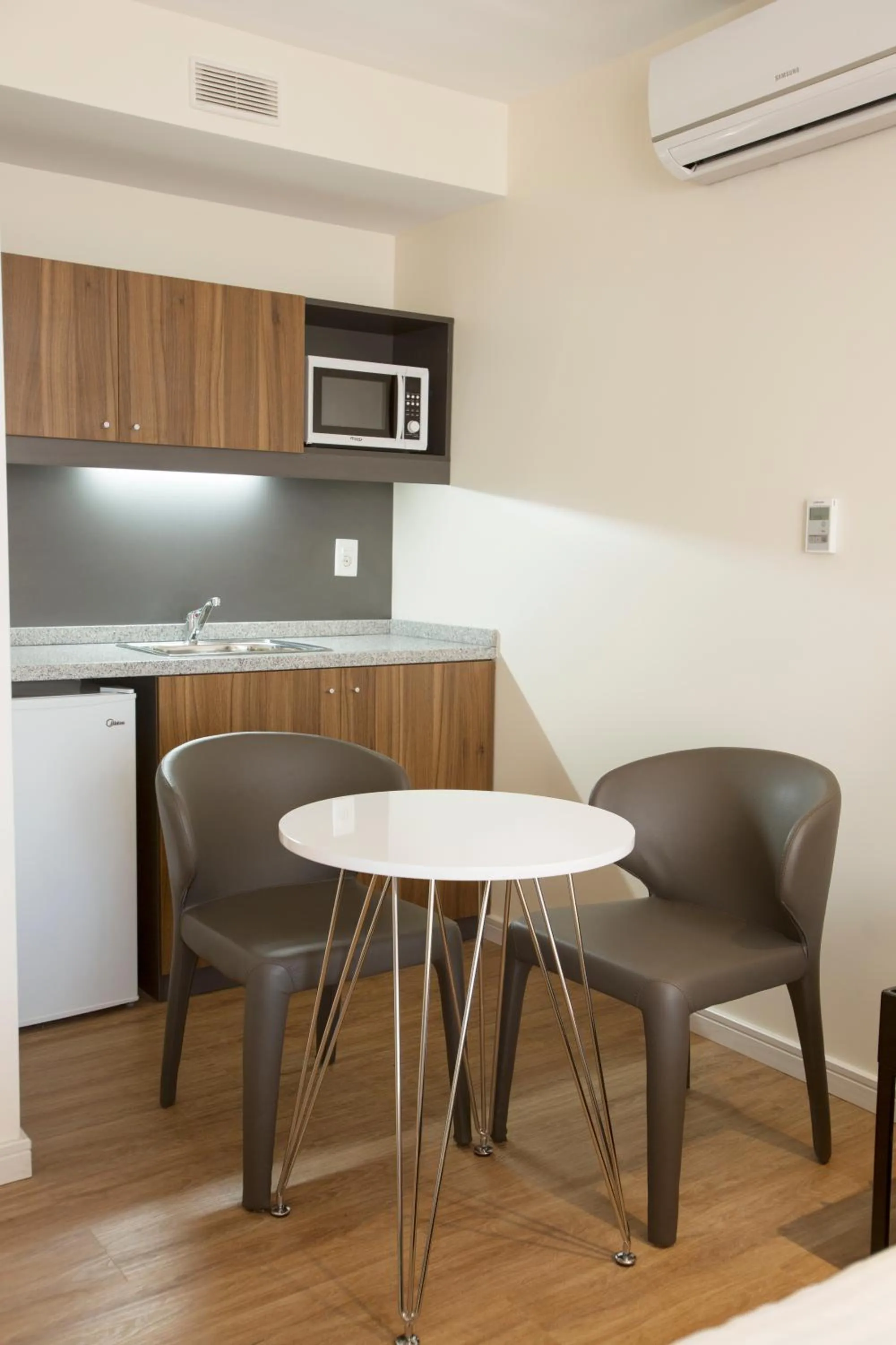 Kitchen or kitchenette in Regency Way Montevideo Hotel