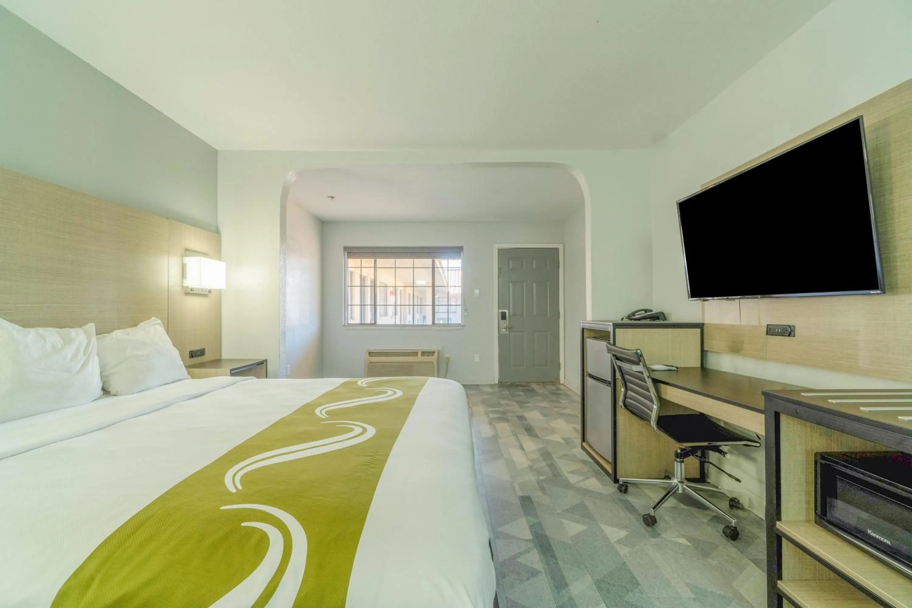 Bedroom, Bed in Pleasanton Executive Inn By OYO