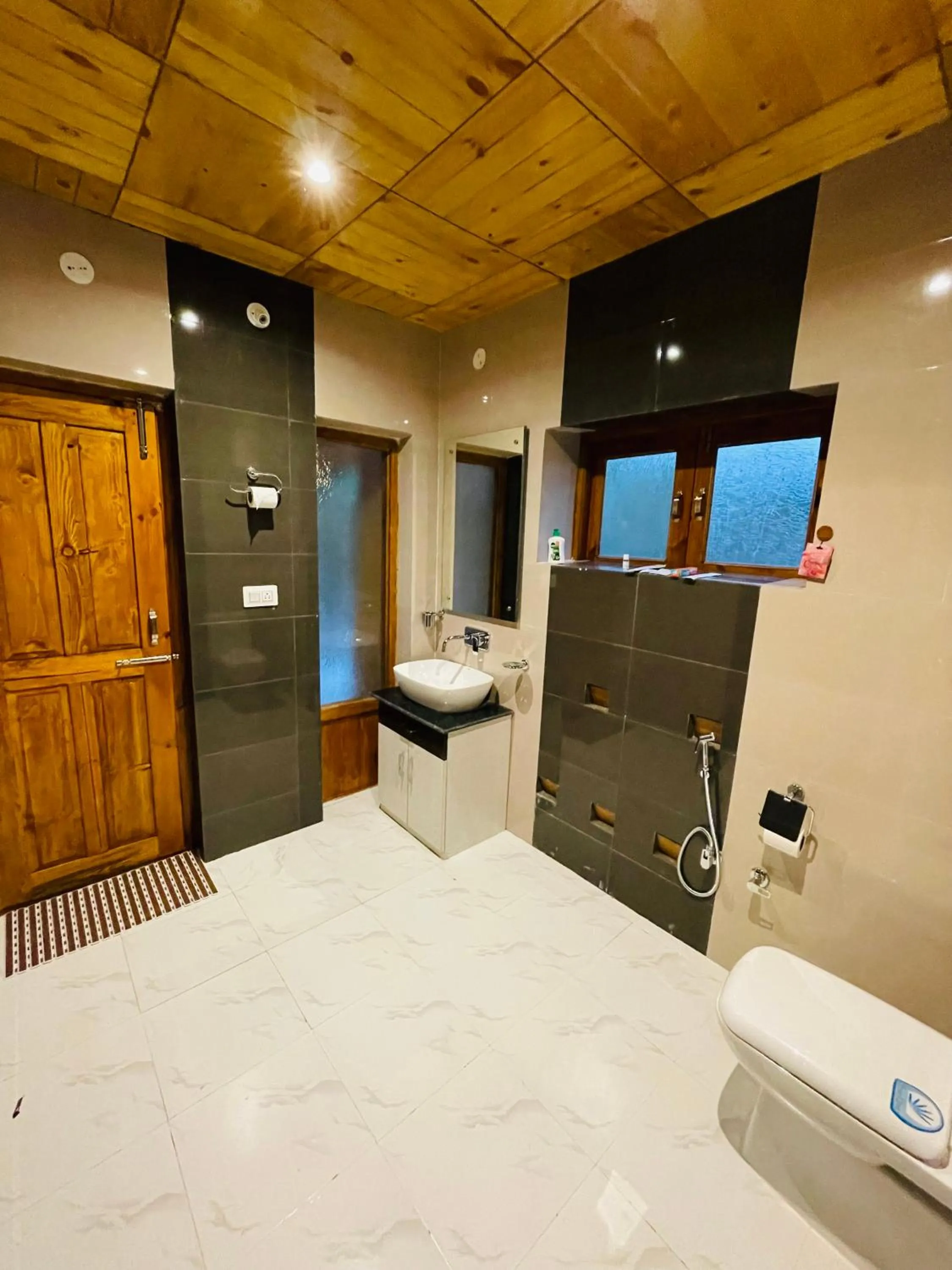 Bathroom, Bed in Thiksay Organic Resort and Retreat