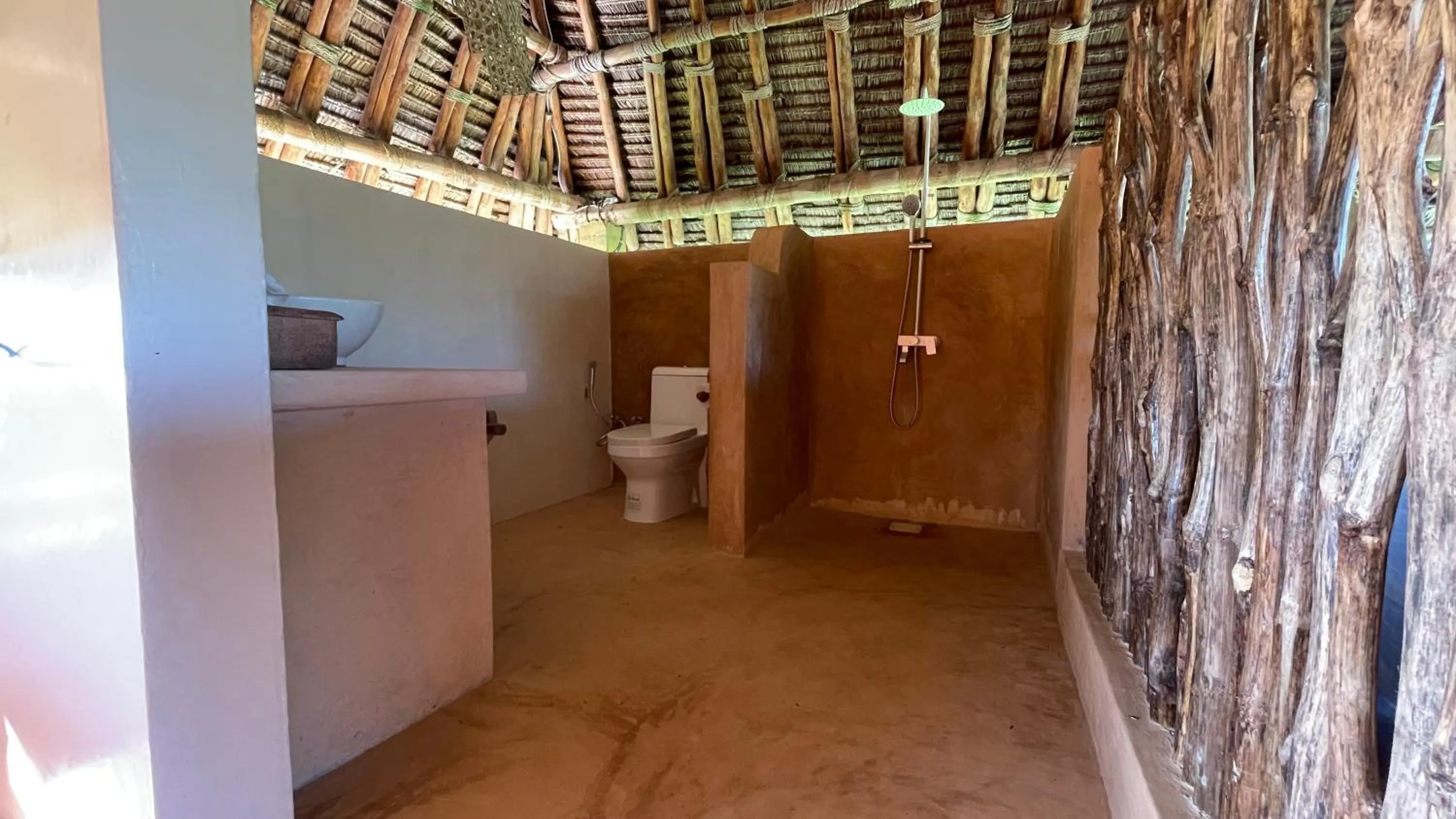 Shower in Pangani Cliffs Lodge