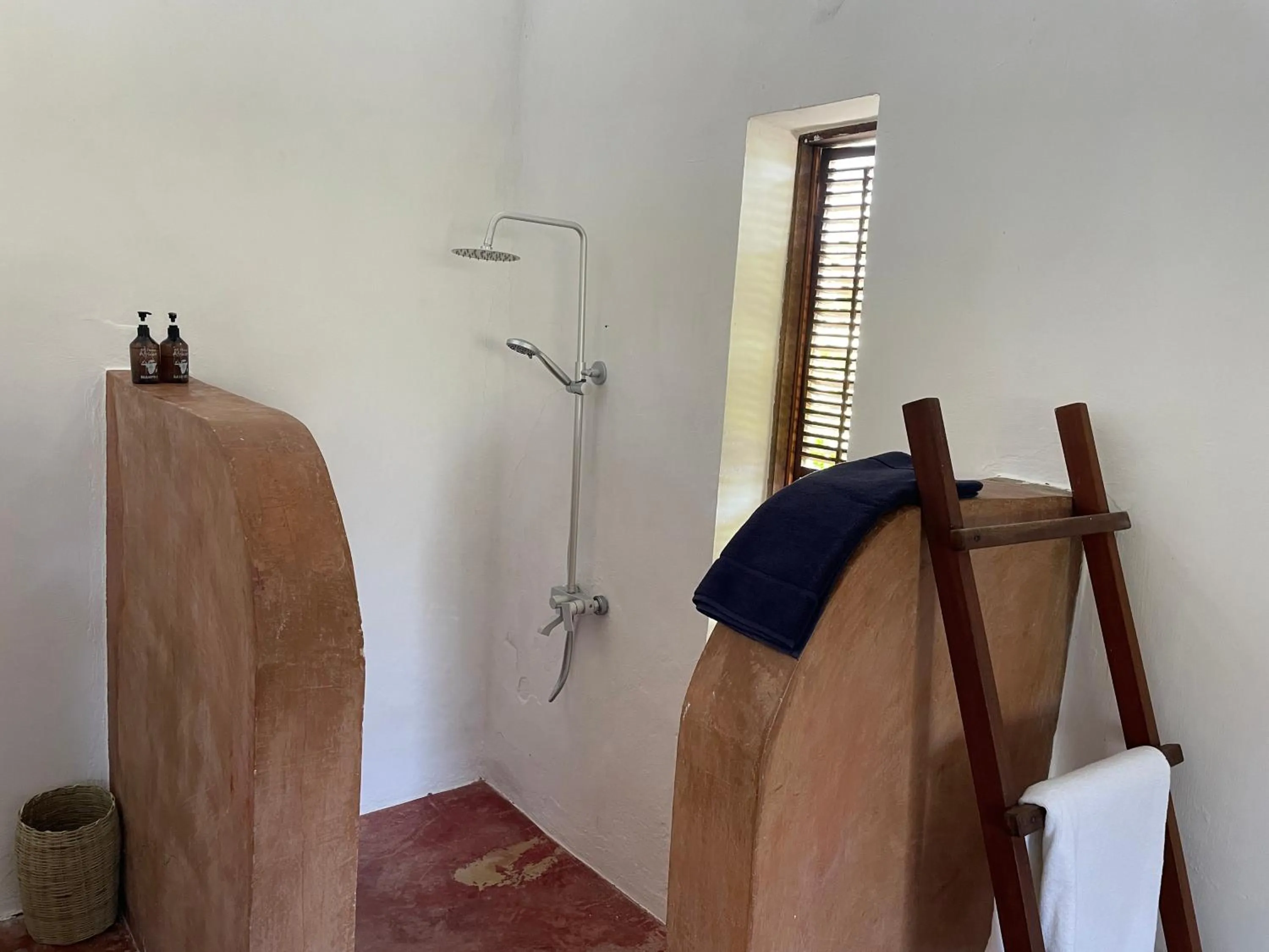 Bathroom in Pangani Cliffs Lodge