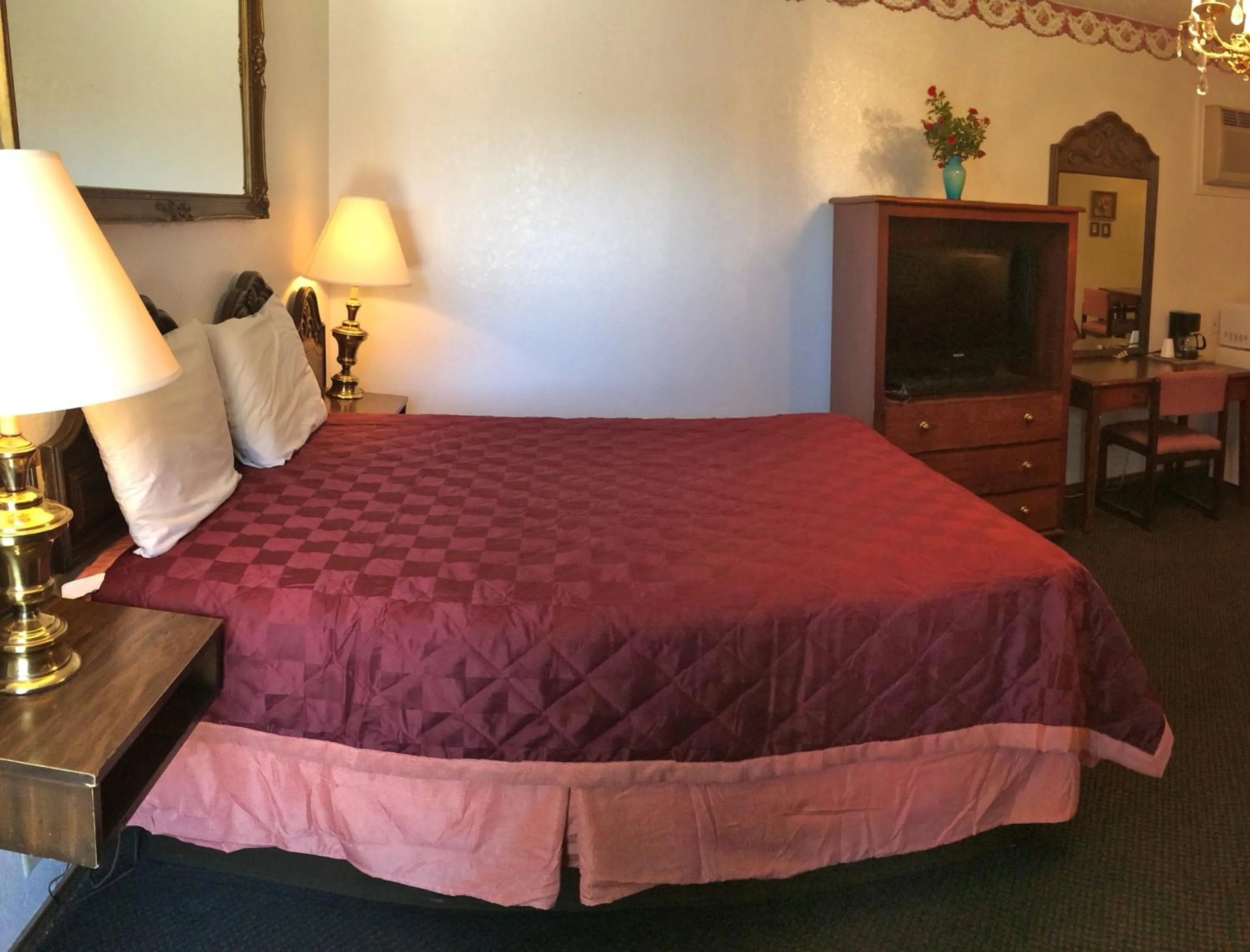 Bed in Crystal Palace Inn Brownfield