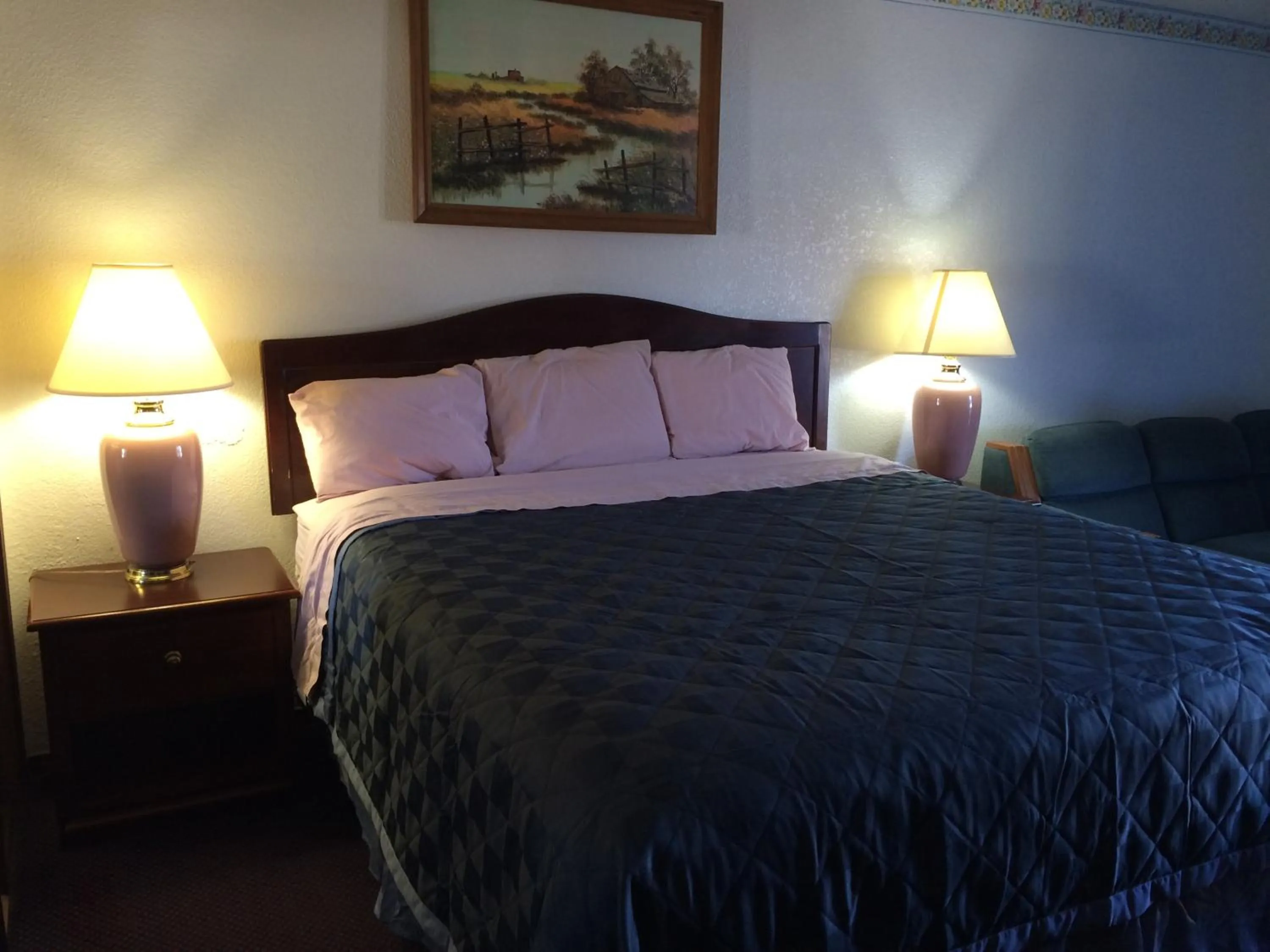 Bed in Crystal Palace Inn Brownfield