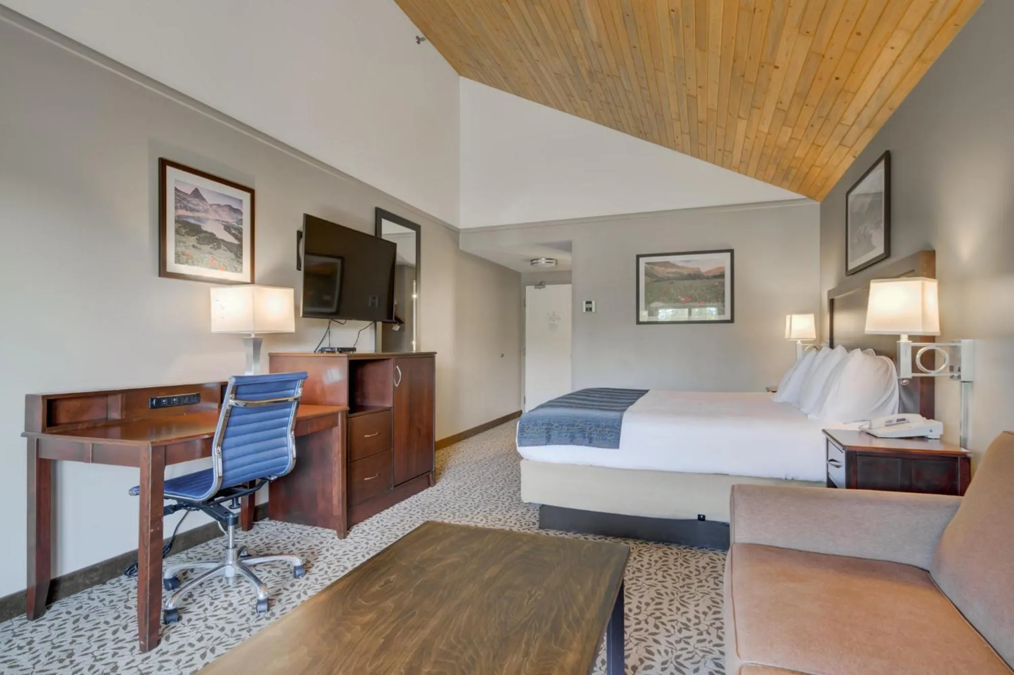 Bedroom, Bed in Whitefish Riverfront Hotel