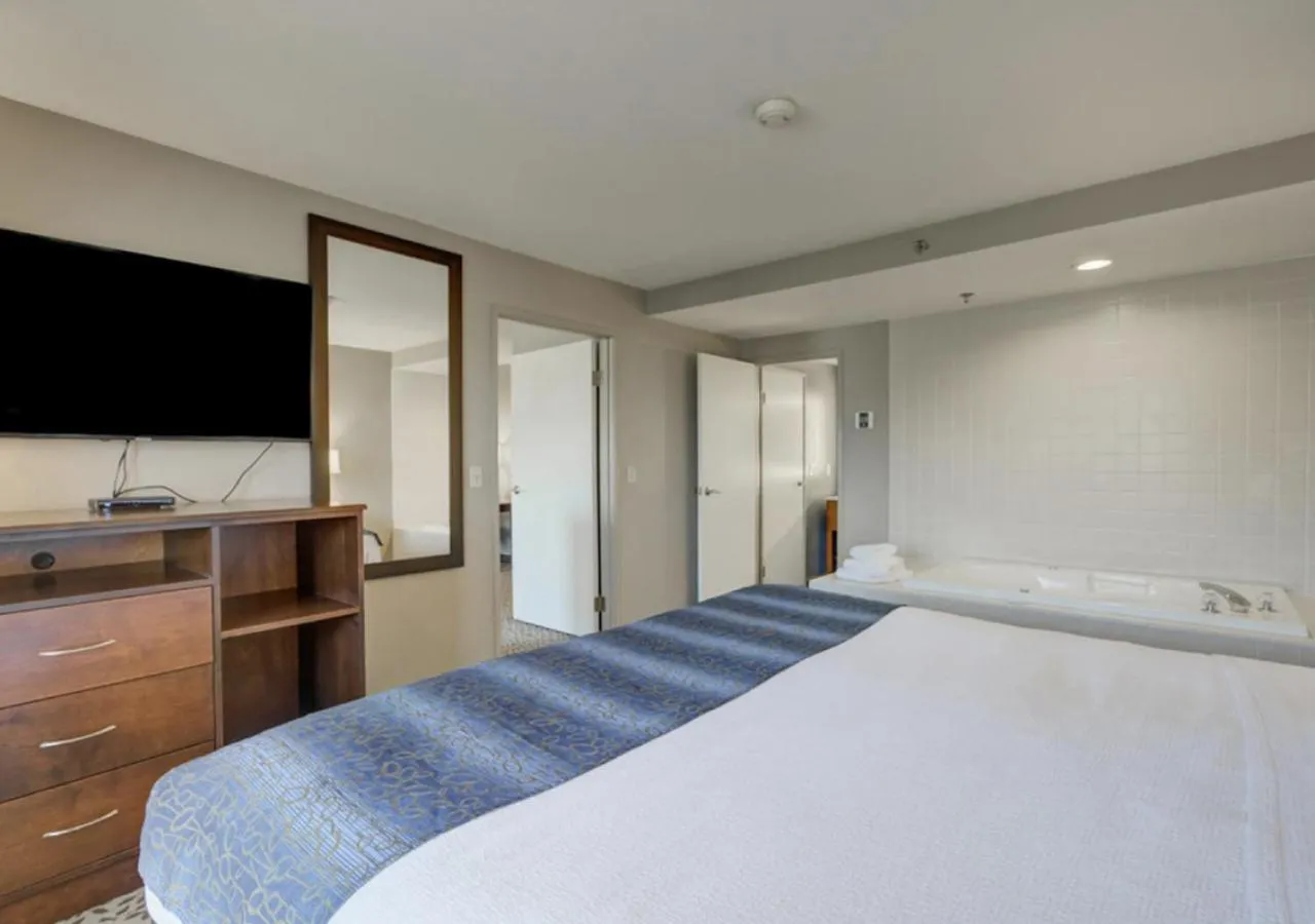 TV and multimedia, Bed in Whitefish Riverfront Hotel