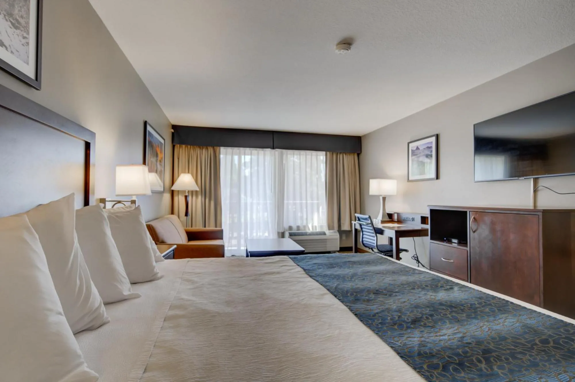 TV and multimedia, Bed in Whitefish Riverfront Hotel