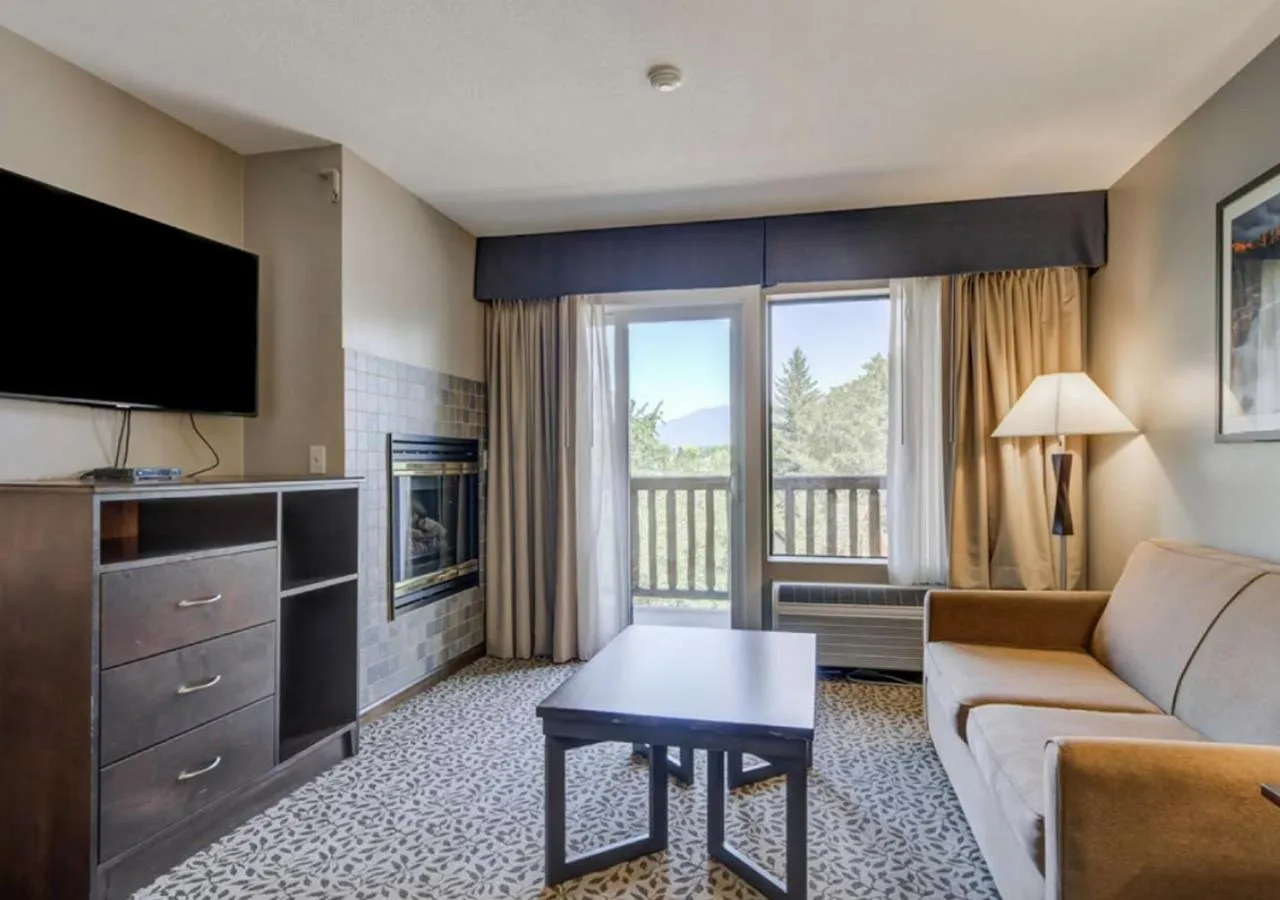 Living room in Whitefish Riverfront Hotel