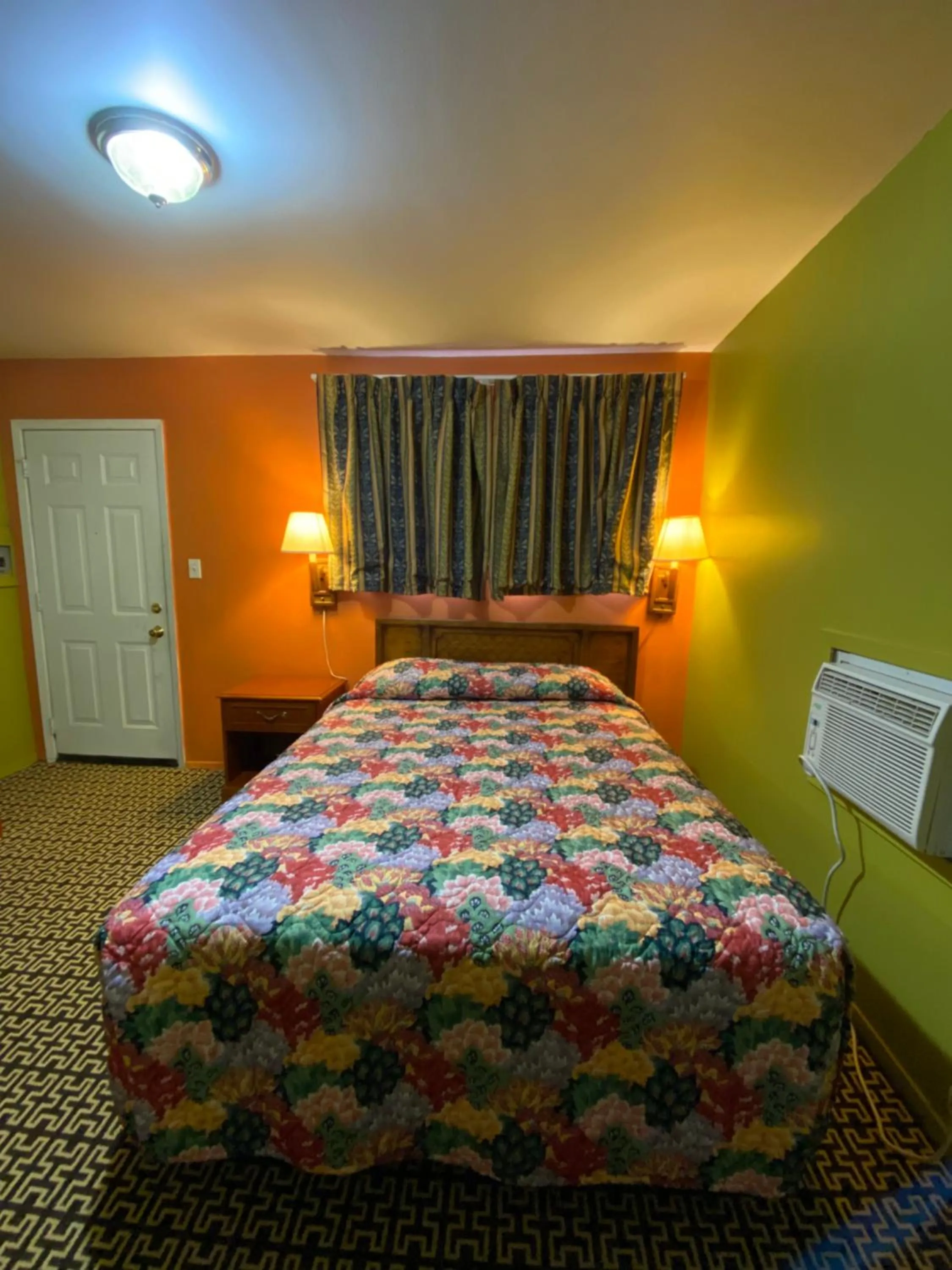 Bed in Lincoln Motel