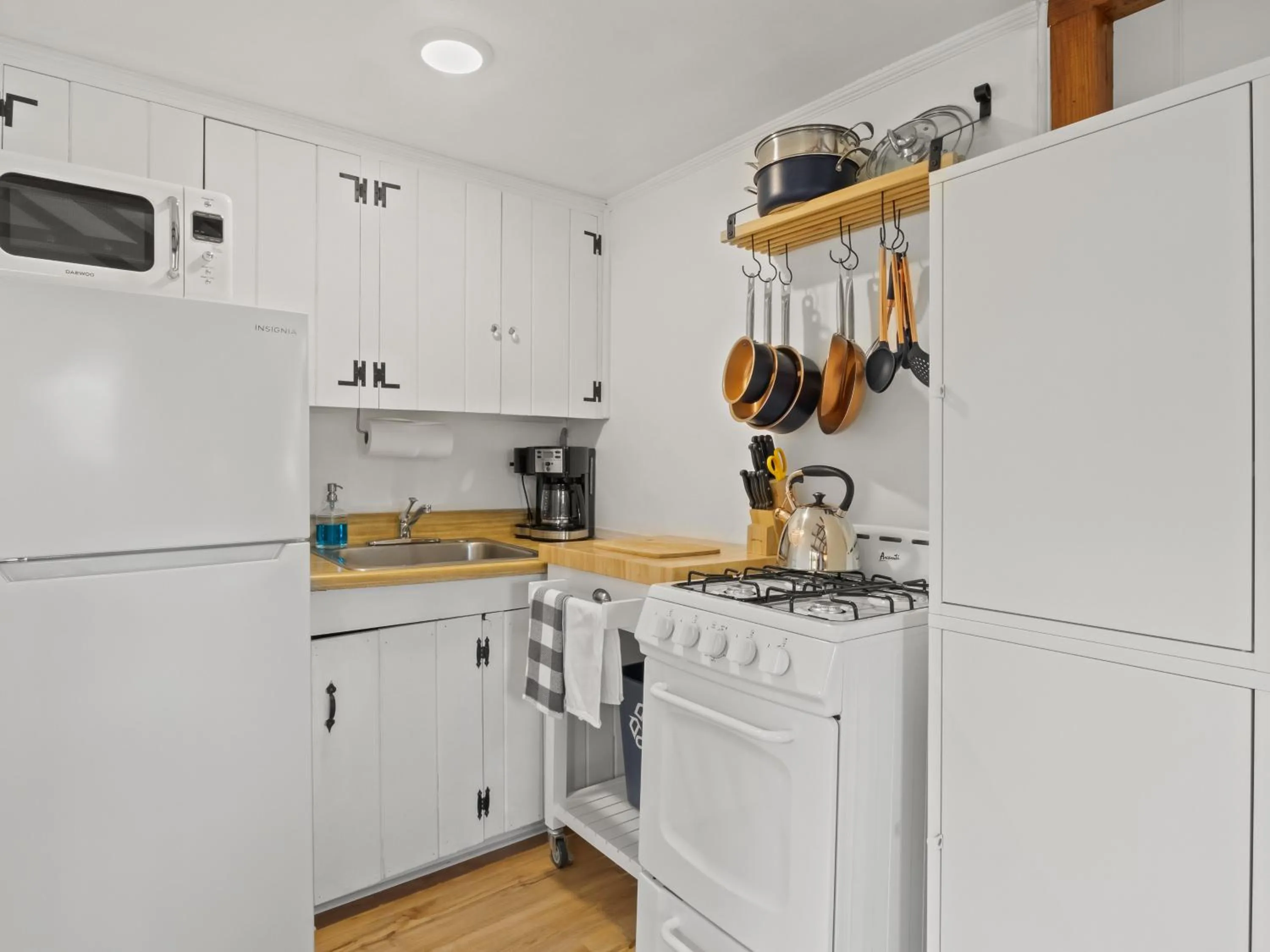 kitchen in The Seagrove Suites & Guest Rooms