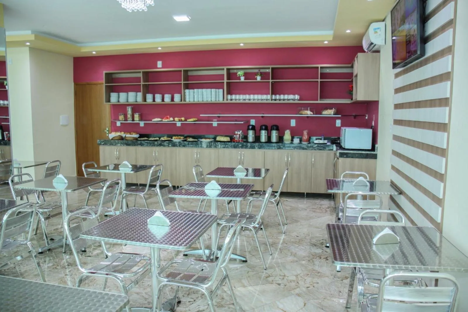 Food and drinks in Domus Hotel Palmeiras - Canaã dos Carajás