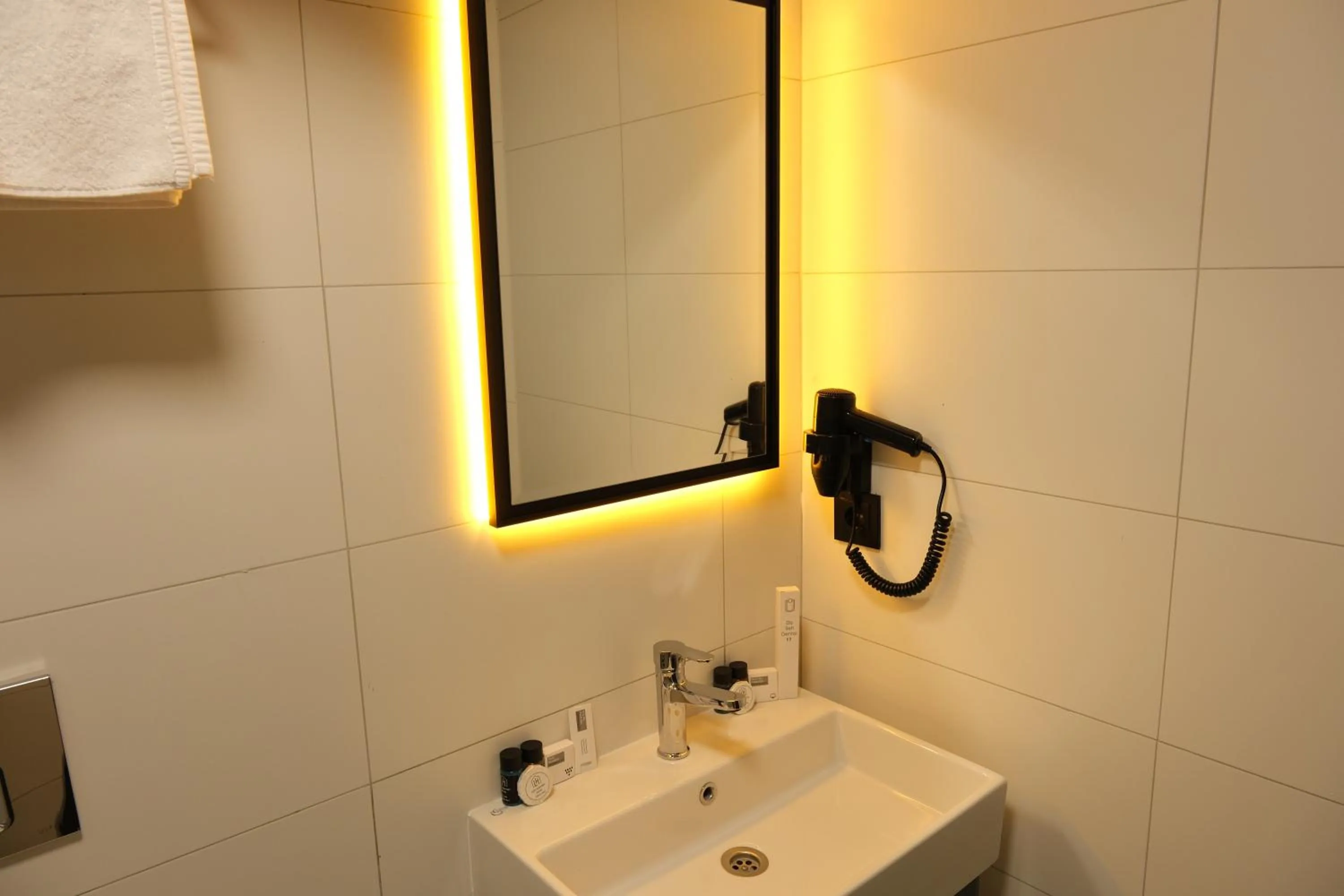 Bathroom in Park Hotel & Private Transportation İstanbul Airport-By Loft