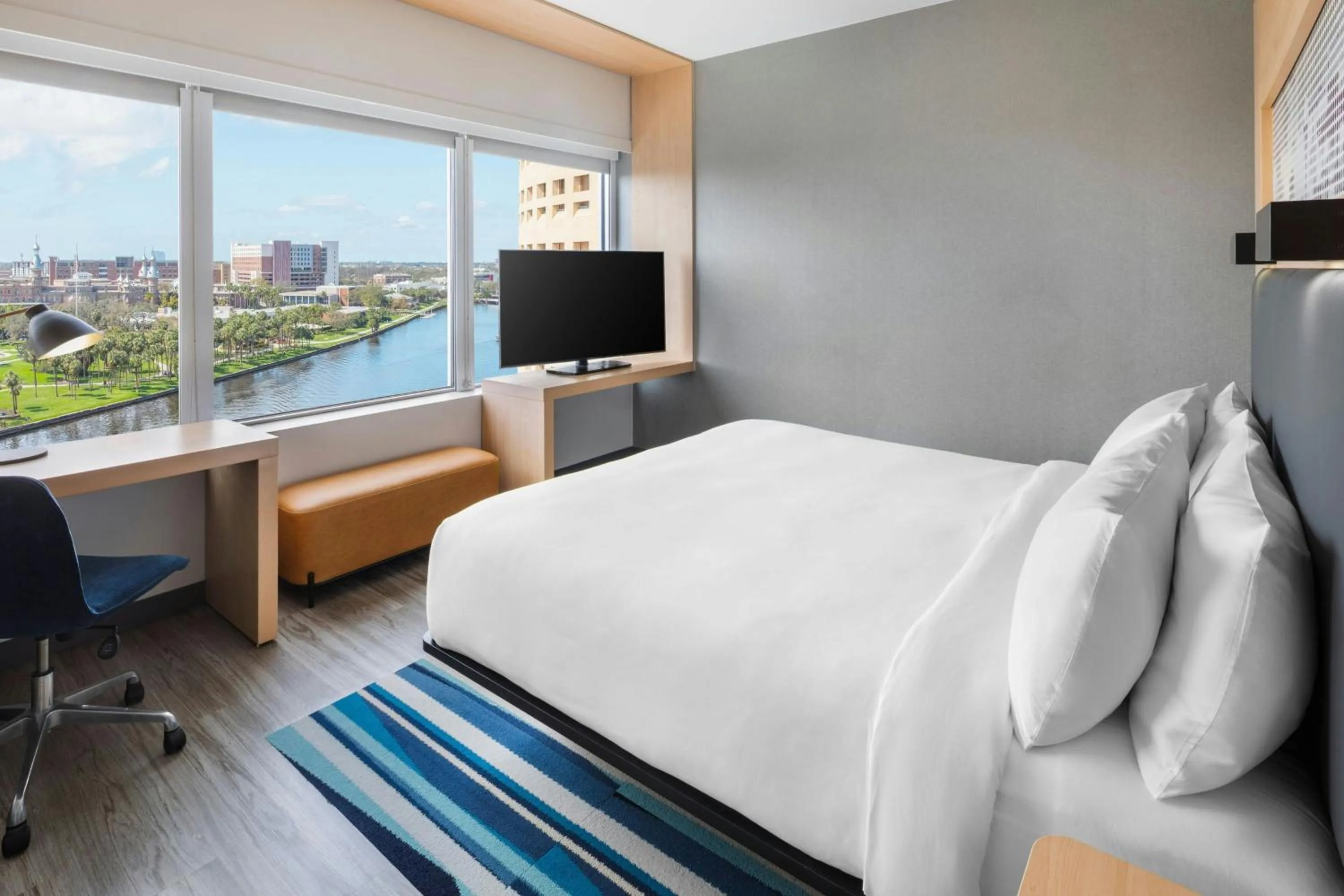 Photo of the whole room, Bed in Aloft - Tampa Downtown