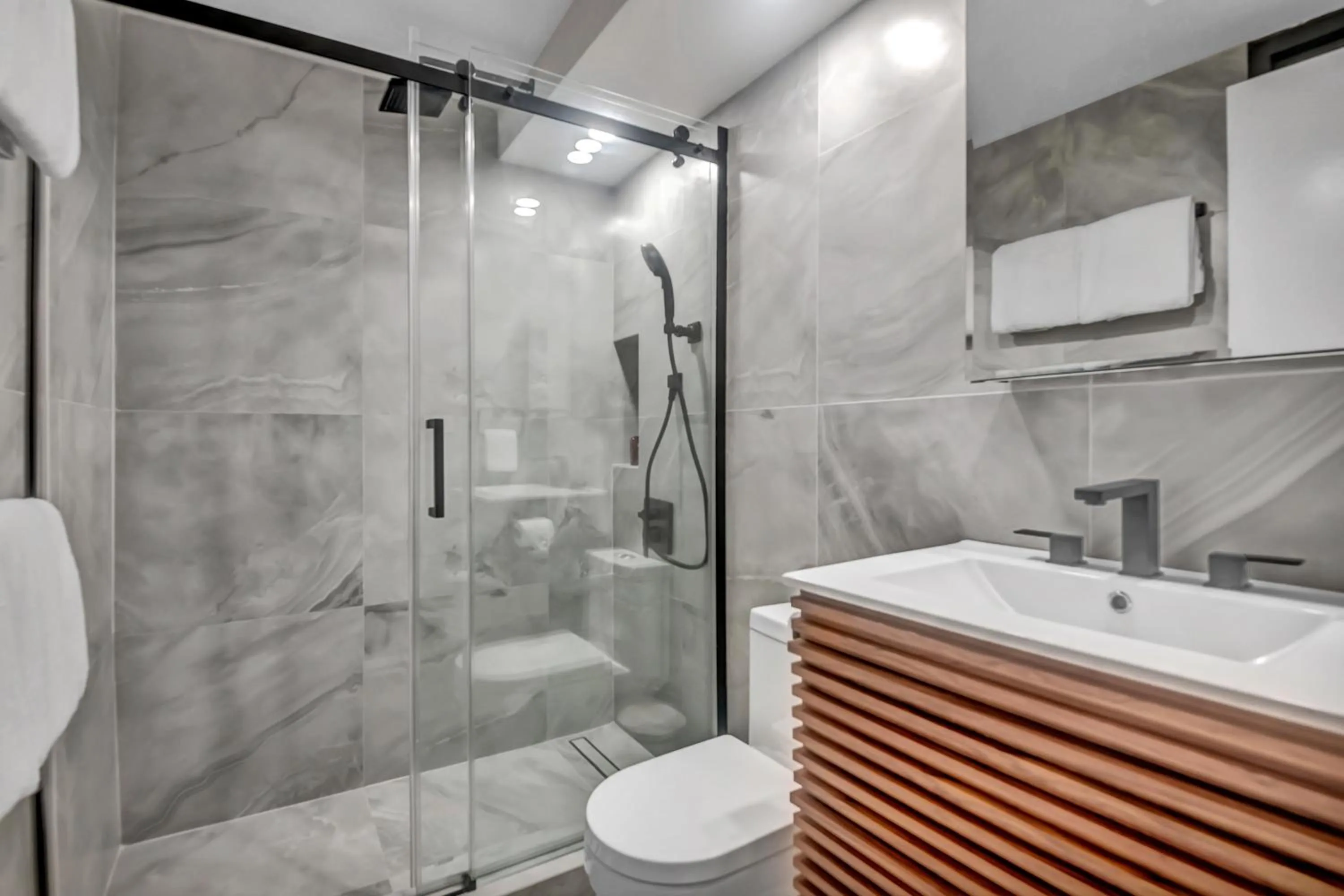 Spacious Design Studio 3 mins from the beach