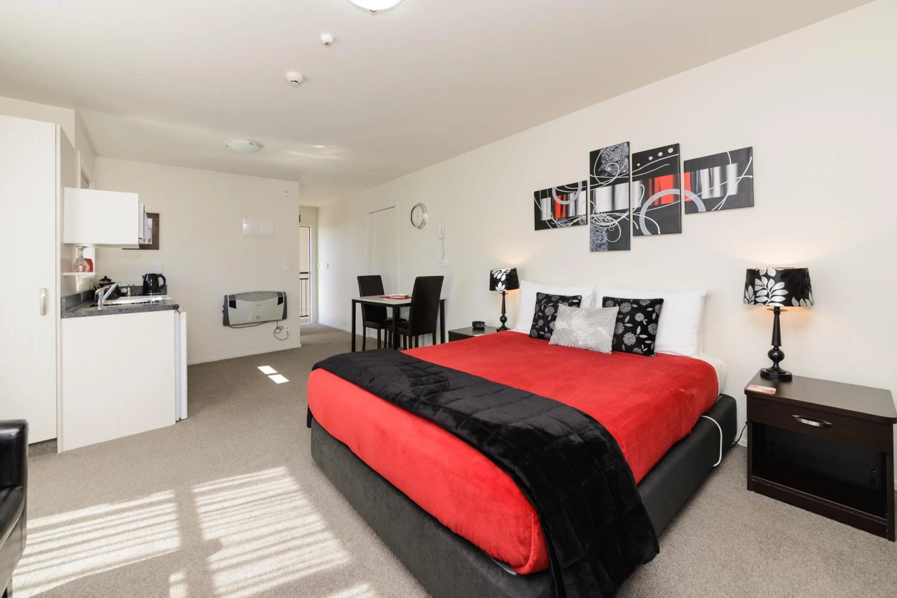 Bed in Ellena Court Motel