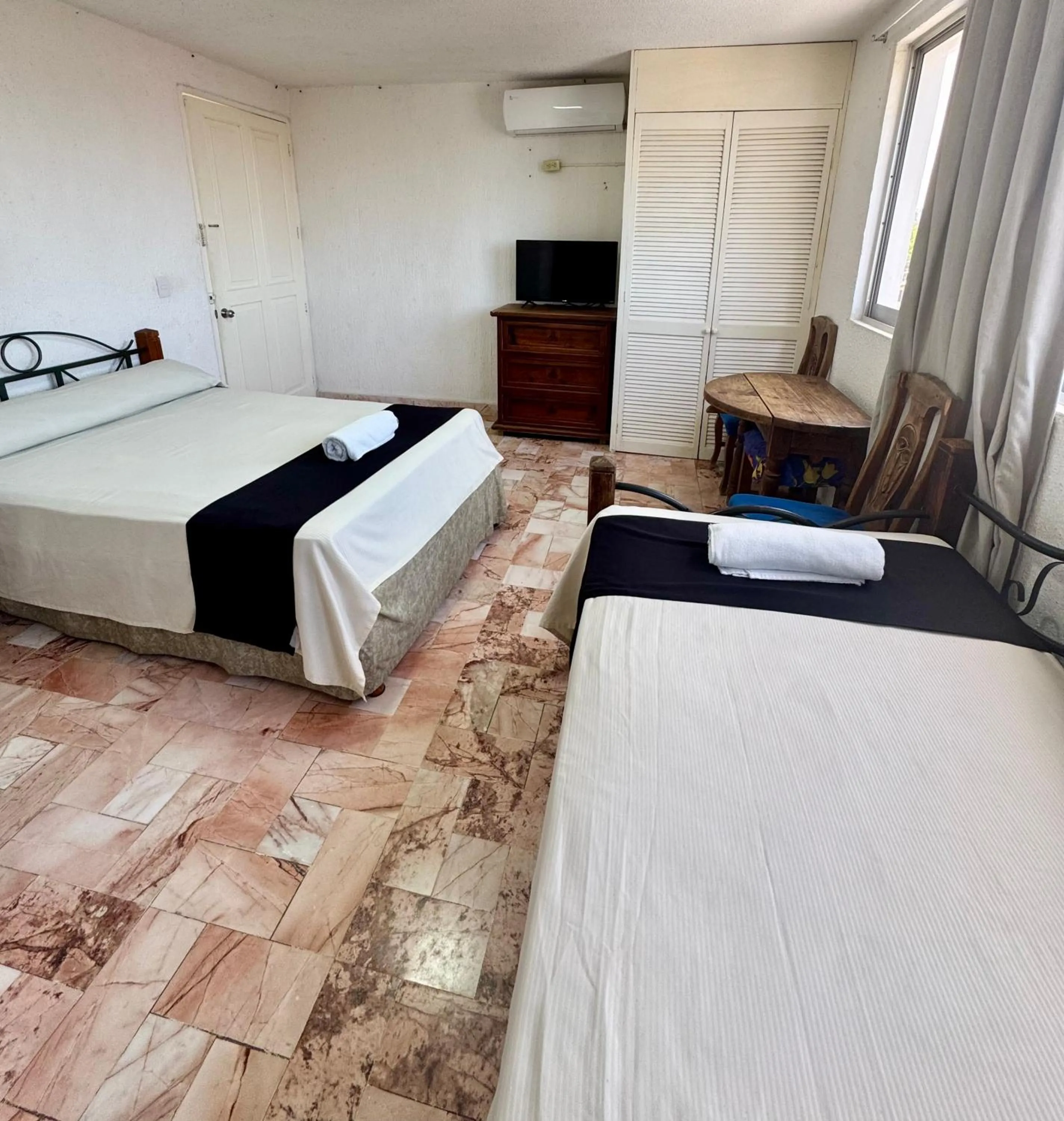 Bed in Hotel Farallon Inn Cancún