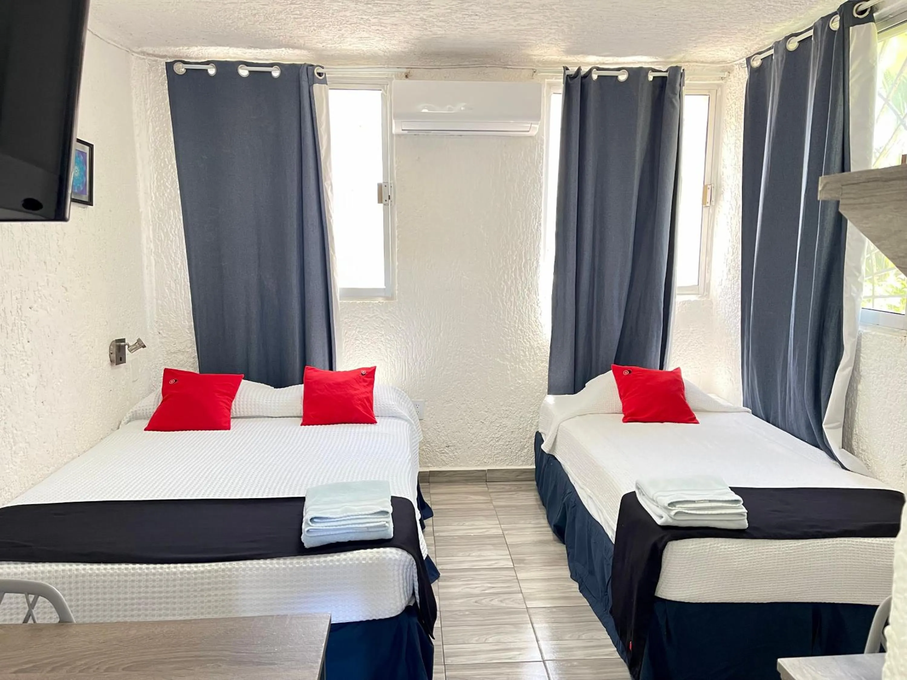 Bed in Hotel Farallon Inn Cancún